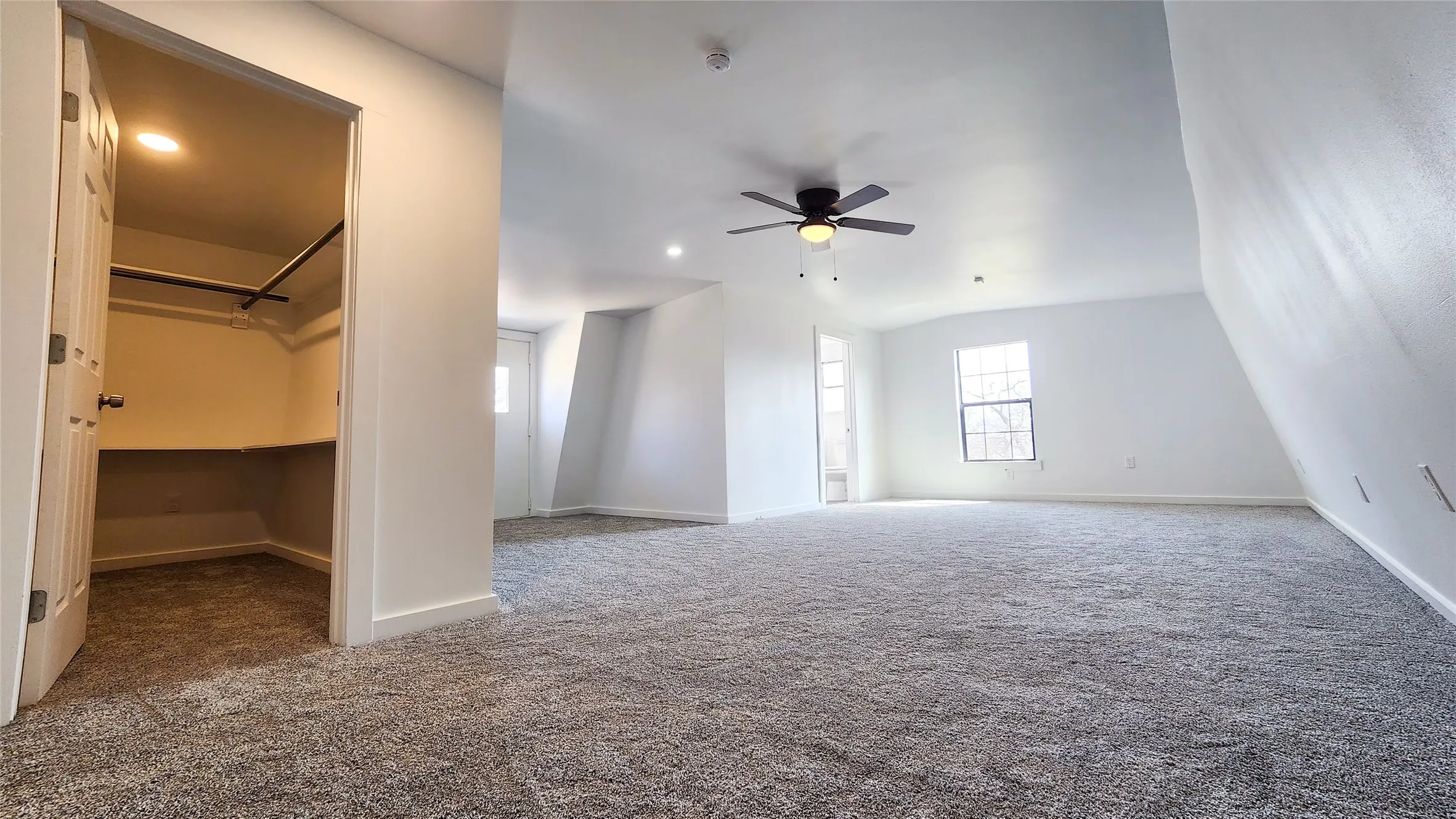 Single Family Residence For Sale in Runnels County , 401 E Pierce Street, Winters, Texas 79567, 4 Bedroom, 3 Bathroom, Garage spaces, 3,216 Sqft, built in 1983, Preowned, mls#21202142, Real Estate Agent in Winters, Homes For Sale in Runnels county, Homes For Sale in Winters, Realtor in Winters Texas, Real Estate Brokerage Independent Realty Texas, Luminita Cordes Realtor
