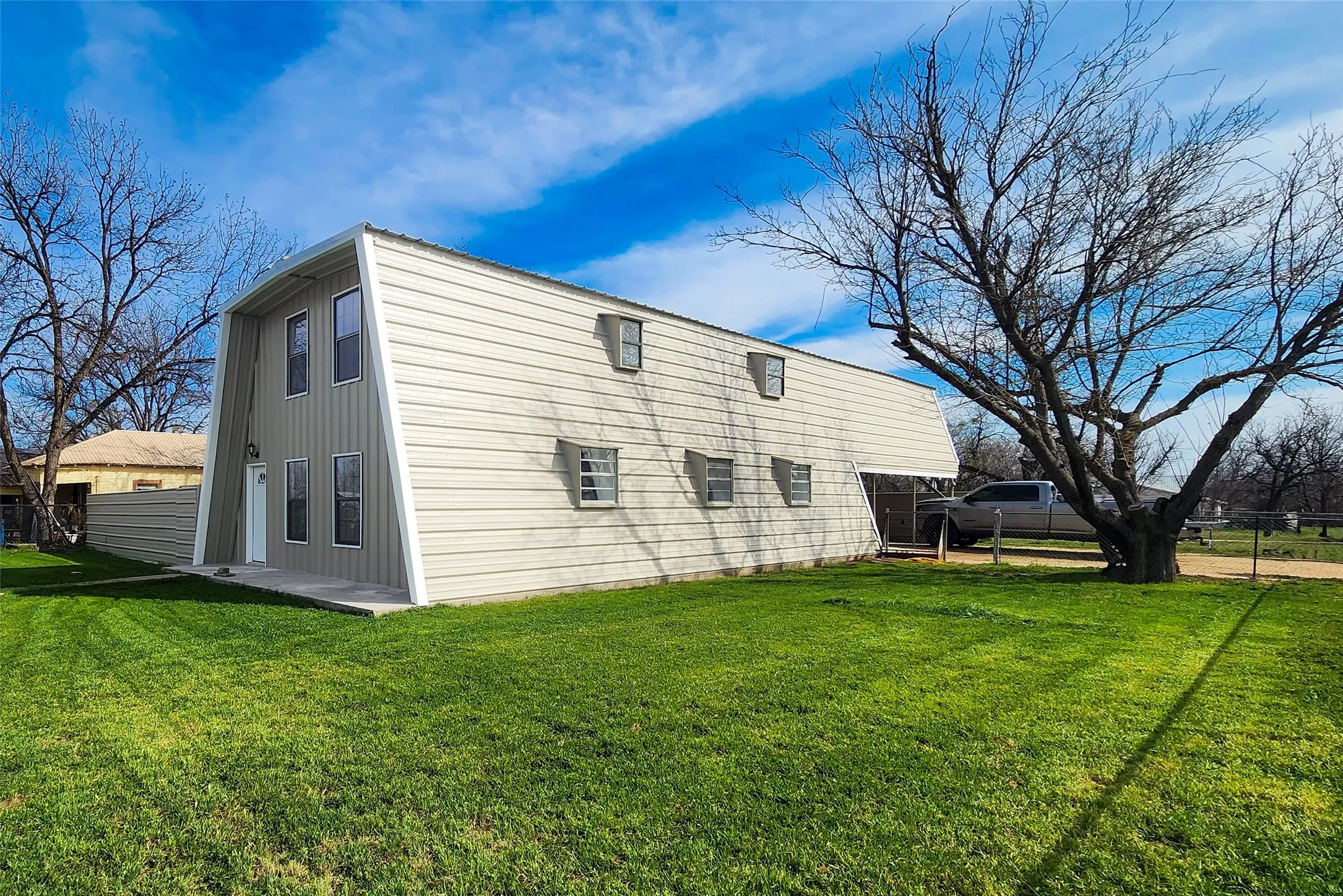 Single Family Residence For Sale in Runnels County , 401 E Pierce Street, Winters, Texas 79567, 4 Bedroom, 3 Bathroom, Garage spaces, 3,216 Sqft, built in 1983, Preowned, mls#21202142, Real Estate Agent in Winters, Homes For Sale in Runnels county, Homes For Sale in Winters, Realtor in Winters Texas, Real Estate Brokerage Independent Realty Texas, Luminita Cordes Realtor