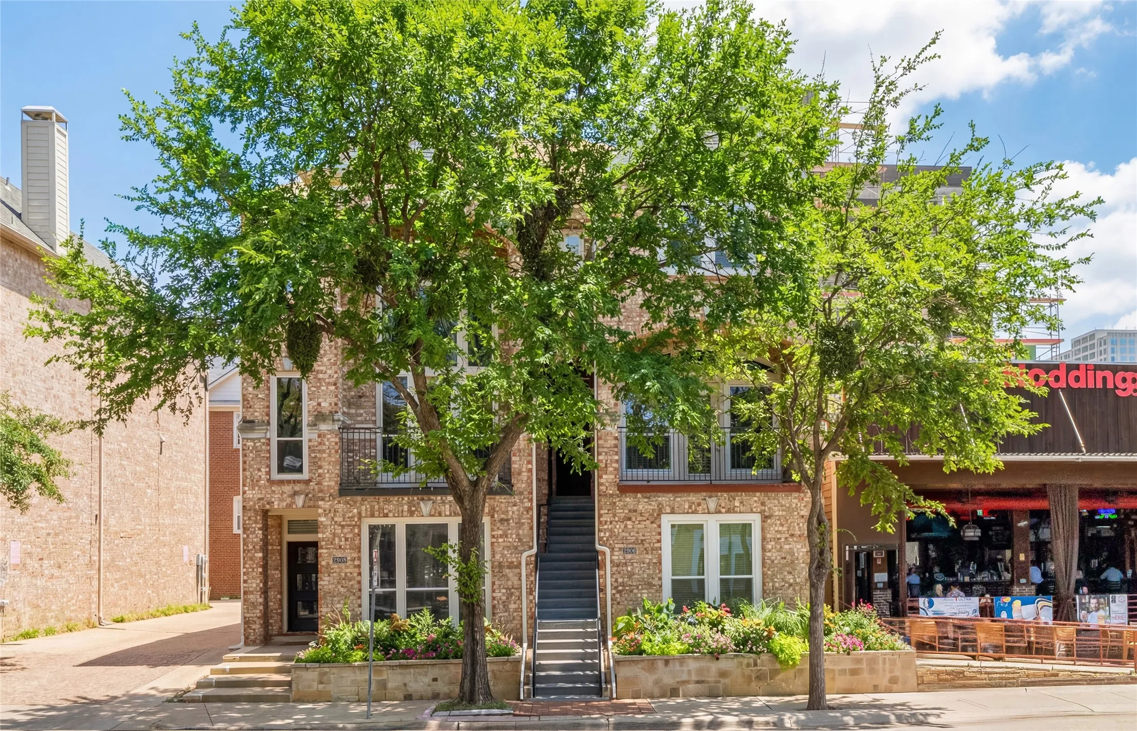 Townhouse For Sale in Dallas County , 2906 Thomas Avenue, Dallas, Texas 75204, 3 Bedroom, 4 Bathroom, 2 Garage spaces, 3,428 Sqft, built in 2000, mls#21193899, Real Estate Agent in Dallas, Homes For Sale in Dallas county, Homes For Sale in Dallas, Realtor in Dallas Texas, Real Estate Brokerage Independent Realty Texas, Luminita Cordes Realtor