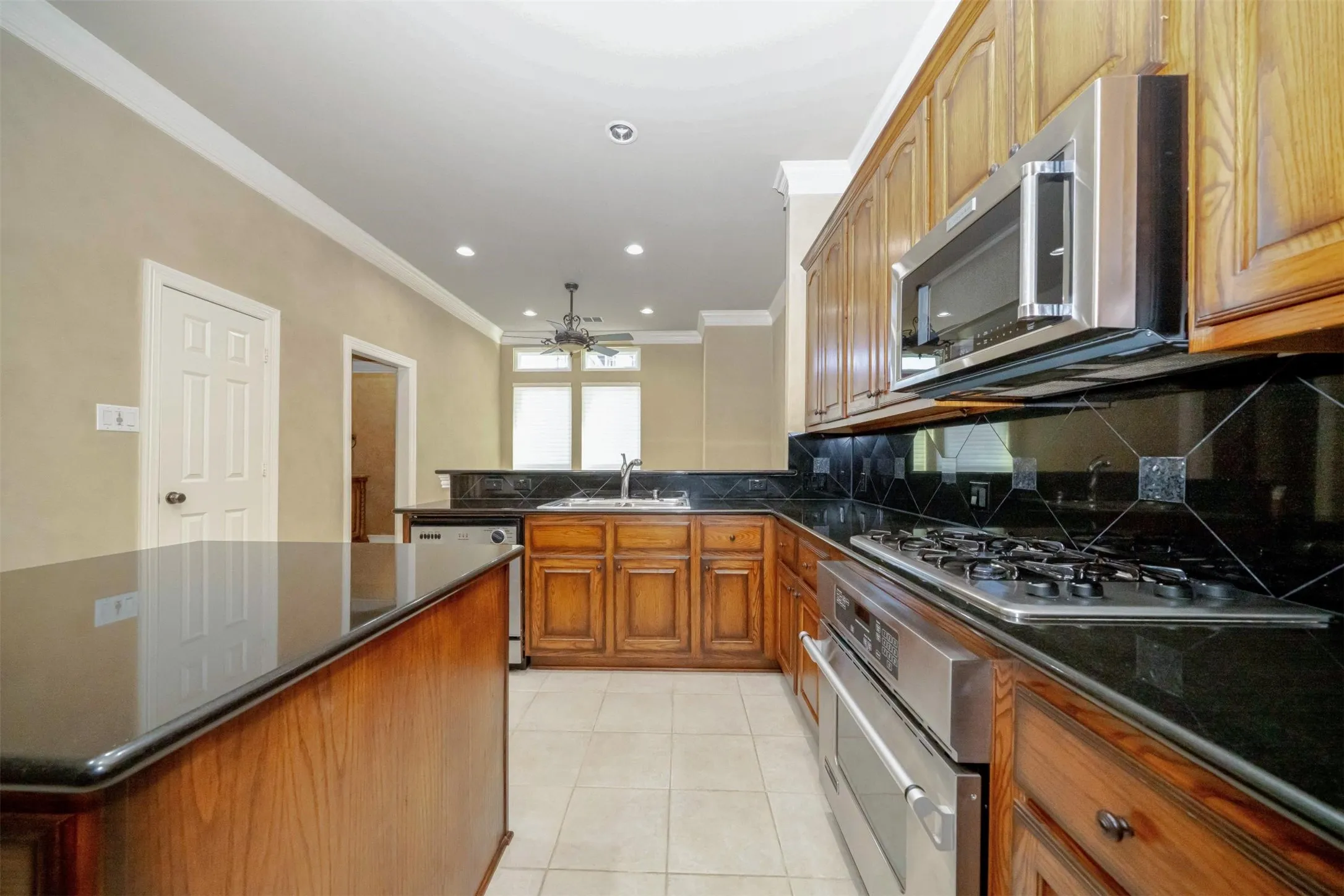 Townhouse For Sale in Dallas County , 2906 Thomas Avenue, Dallas, Texas 75204, 3 Bedroom, 4 Bathroom, 2 Garage spaces, 3,428 Sqft, built in 2000, mls#21193899, Real Estate Agent in Dallas, Homes For Sale in Dallas county, Homes For Sale in Dallas, Realtor in Dallas Texas, Real Estate Brokerage Independent Realty Texas, Luminita Cordes Realtor