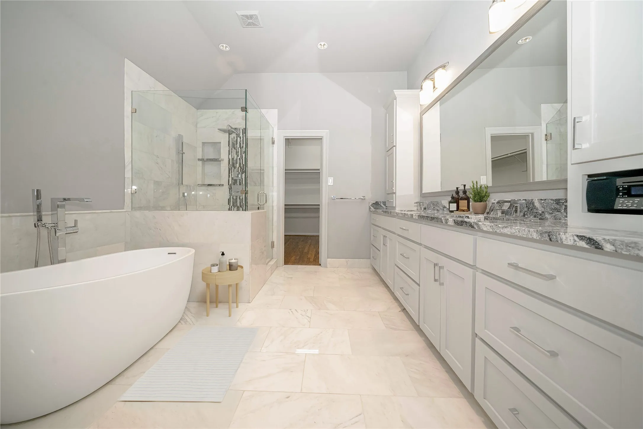 Townhouse For Sale in Dallas County , 2906 Thomas Avenue, Dallas, Texas 75204, 3 Bedroom, 4 Bathroom, 2 Garage spaces, 3,428 Sqft, built in 2000, mls#21193899, Real Estate Agent in Dallas, Homes For Sale in Dallas county, Homes For Sale in Dallas, Realtor in Dallas Texas, Real Estate Brokerage Independent Realty Texas, Luminita Cordes Realtor