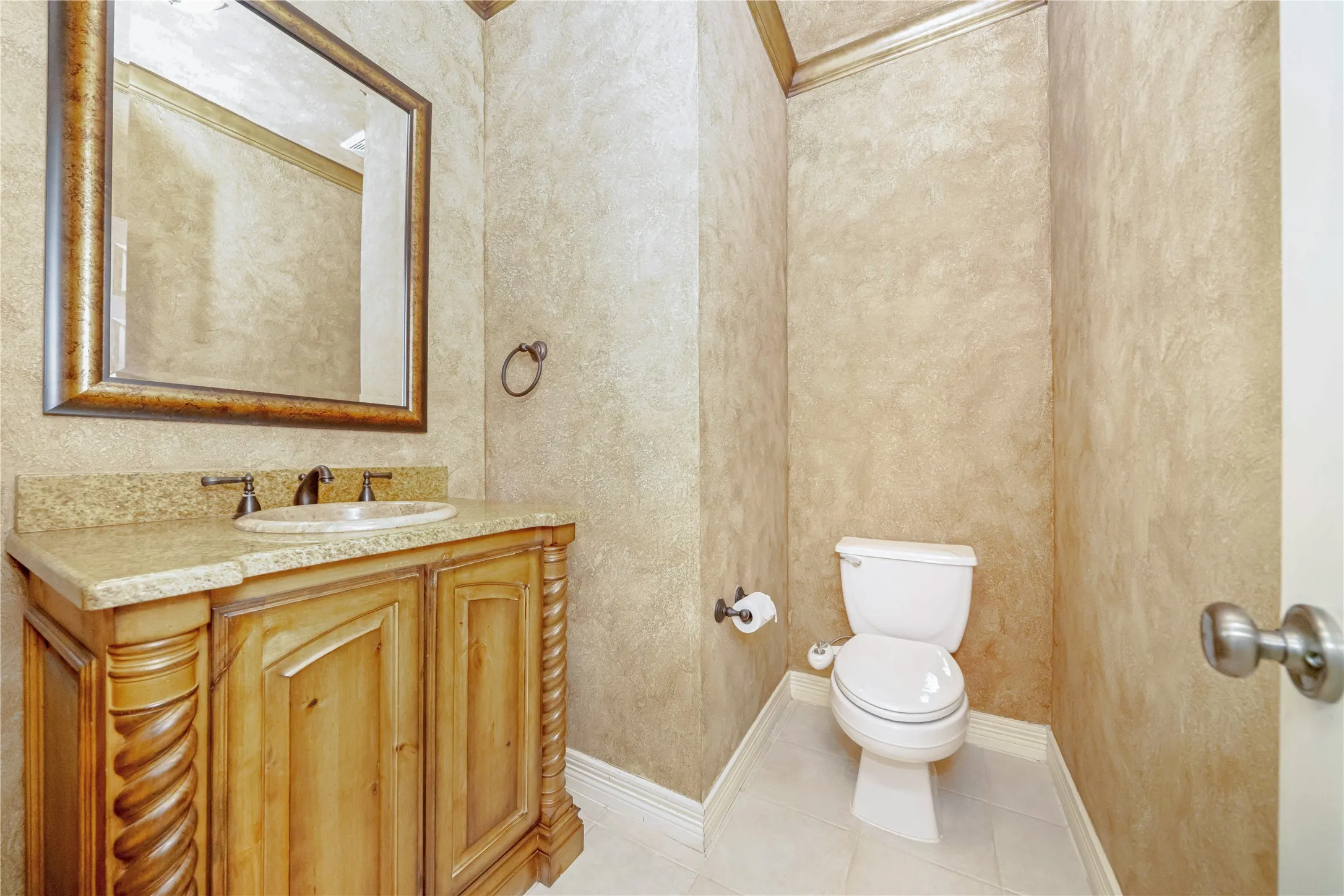 Townhouse For Sale in Dallas County , 2906 Thomas Avenue, Dallas, Texas 75204, 3 Bedroom, 4 Bathroom, 2 Garage spaces, 3,428 Sqft, built in 2000, mls#21193899, Real Estate Agent in Dallas, Homes For Sale in Dallas county, Homes For Sale in Dallas, Realtor in Dallas Texas, Real Estate Brokerage Independent Realty Texas, Luminita Cordes Realtor