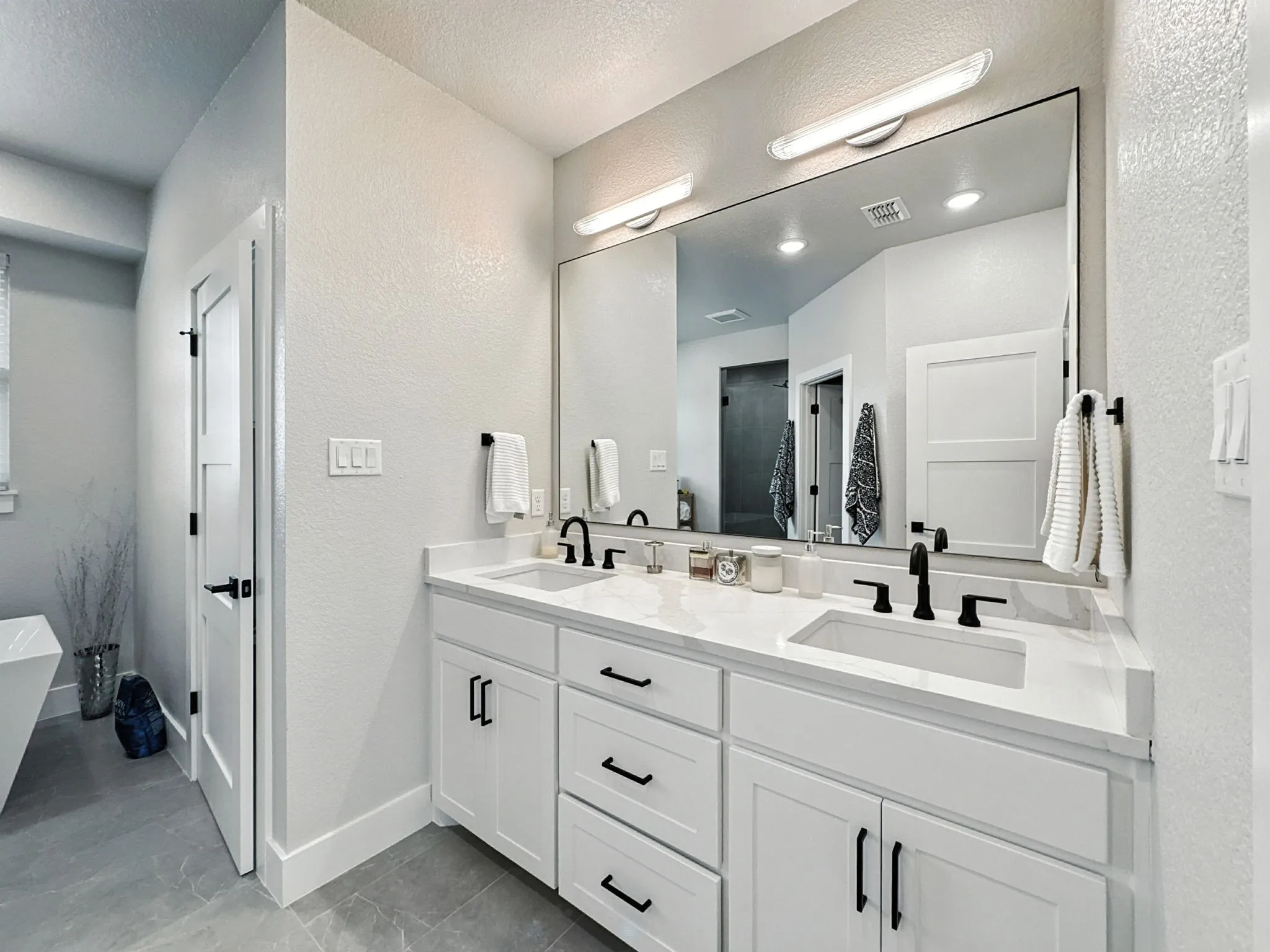 Single Family Residence For Sale in Palo Pinto County , 3007 Shoreside Point, Graford, Texas 76449, 3 Bedroom, 3 Bathroom, 1 Garage spaces, 2,515 Sqft, built in 2023, Preowned, mls#21202636, Real Estate Agent in Graford, Homes For Sale in Palo Pinto county, Homes For Sale in Graford, Realtor in Graford Texas, Real Estate Brokerage Independent Realty Texas, Luminita Cordes Realtor