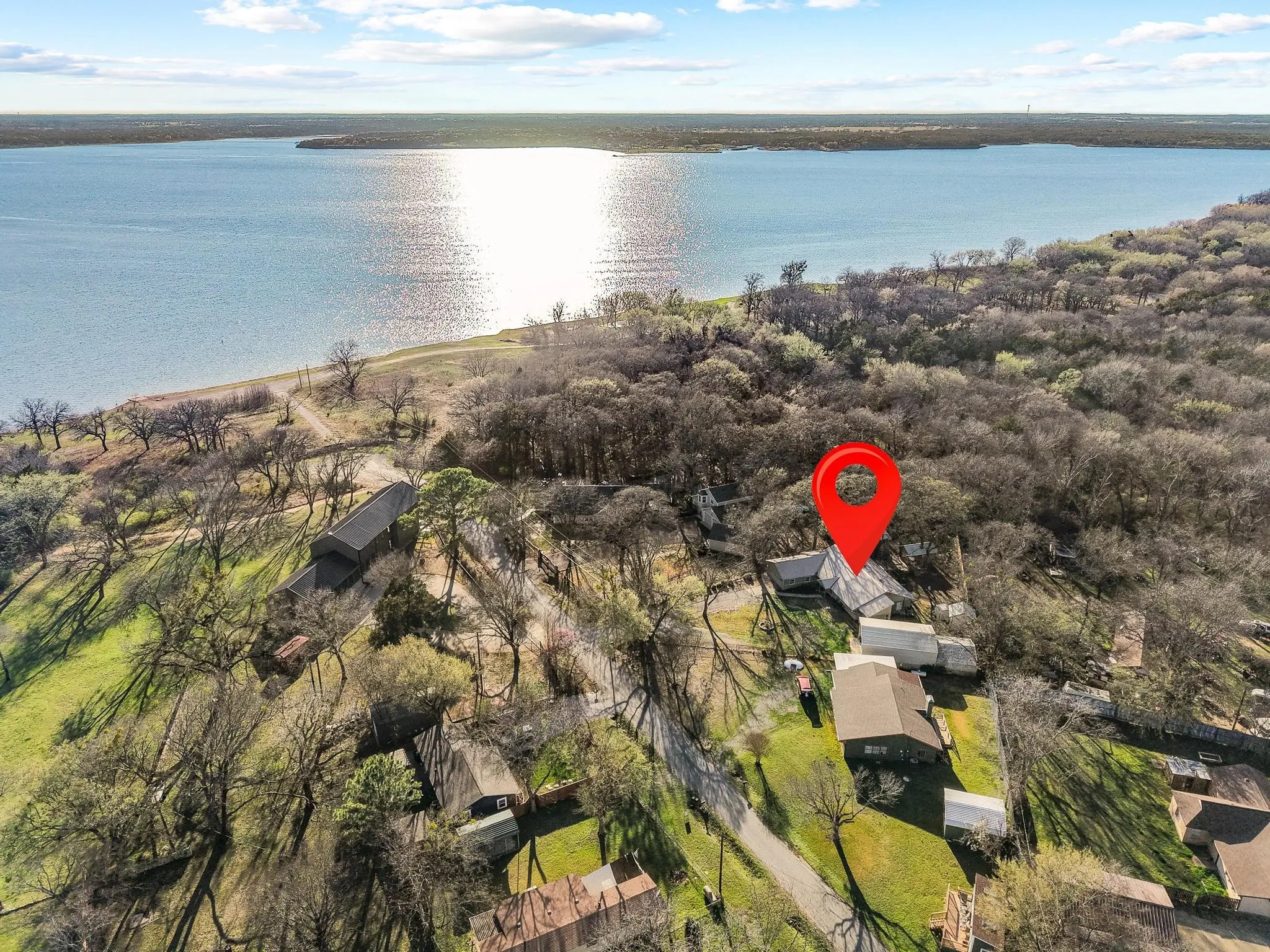 Single Family Residence For Sale in Grayson County , 1053 Paradise Cove Road, Pottsboro, Texas 75076, 3 Bedroom, 2 Bathroom, 2 Garage spaces, 1,922 Sqft, built in 1950, Preowned, mls#21198462, Real Estate Agent in Pottsboro, Homes For Sale in Grayson county, Homes For Sale in Pottsboro, Realtor in Pottsboro Texas, Real Estate Brokerage Independent Realty Texas, Luminita Cordes Realtor