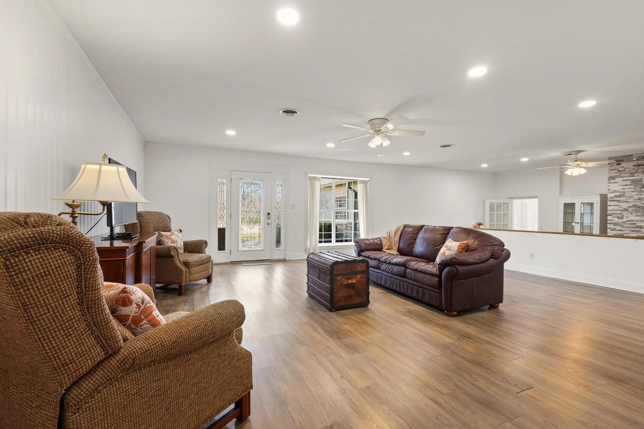 Living area featuring a ceiling fan, wood finished floors, and recessed lighting