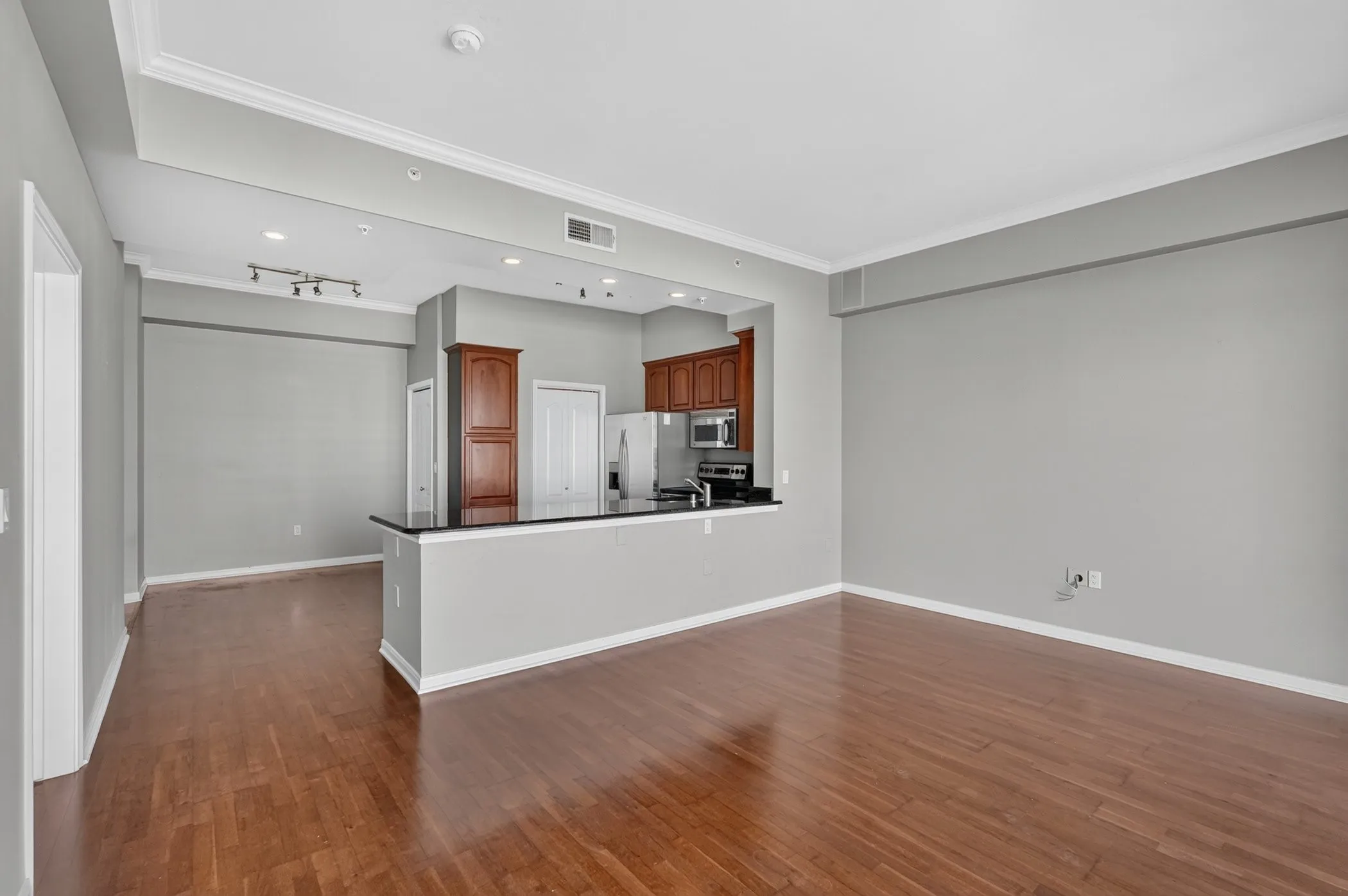 Condominium For Sale in Dallas County , 3225 Turtle Creek Boulevard 1528, Dallas, Texas 75219, 1 Bedroom, 1 Bathroom, 1 Garage spaces, 832 Sqft, built in 1998, Preowned, mls#21203445, Real Estate Agent in Dallas, Homes For Sale in Dallas county, Homes For Sale in Dallas, Realtor in Dallas Texas, Real Estate Brokerage Independent Realty Texas, Luminita Cordes Realtor