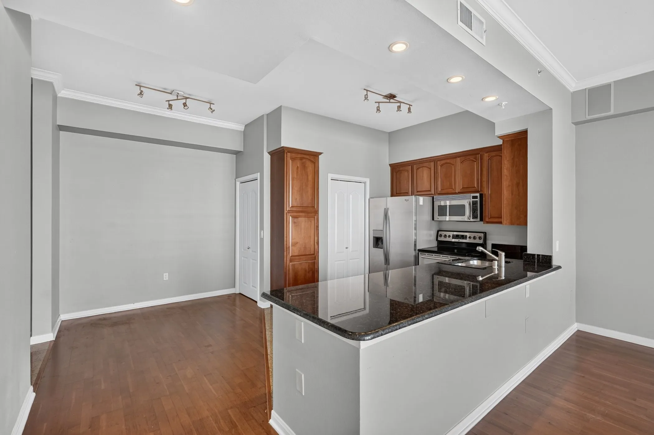 Condominium For Sale in Dallas County , 3225 Turtle Creek Boulevard 1528, Dallas, Texas 75219, 1 Bedroom, 1 Bathroom, 1 Garage spaces, 832 Sqft, built in 1998, Preowned, mls#21203445, Real Estate Agent in Dallas, Homes For Sale in Dallas county, Homes For Sale in Dallas, Realtor in Dallas Texas, Real Estate Brokerage Independent Realty Texas, Luminita Cordes Realtor