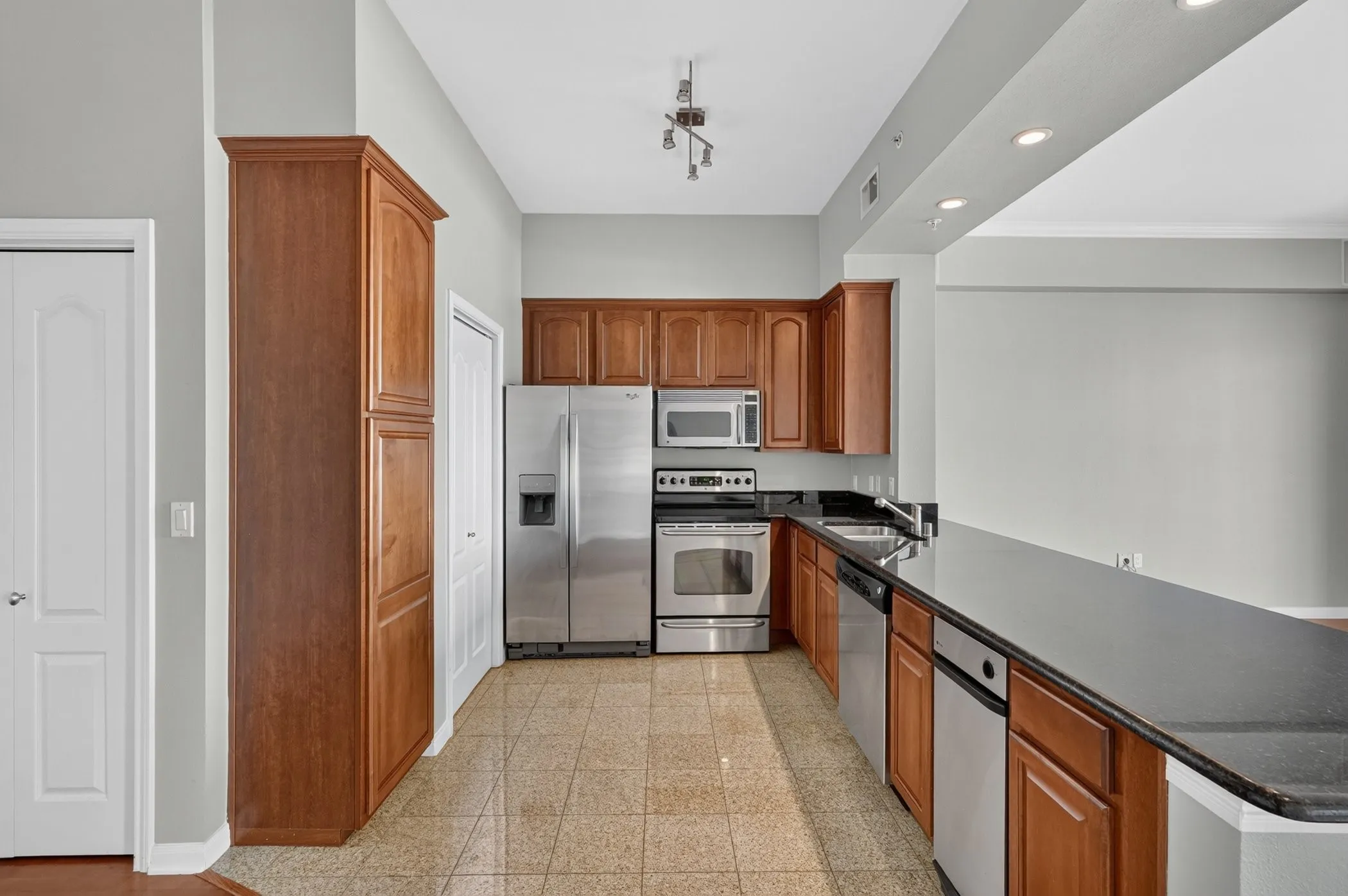 Condominium For Sale in Dallas County , 3225 Turtle Creek Boulevard 1528, Dallas, Texas 75219, 1 Bedroom, 1 Bathroom, 1 Garage spaces, 832 Sqft, built in 1998, Preowned, mls#21203445, Real Estate Agent in Dallas, Homes For Sale in Dallas county, Homes For Sale in Dallas, Realtor in Dallas Texas, Real Estate Brokerage Independent Realty Texas, Luminita Cordes Realtor
