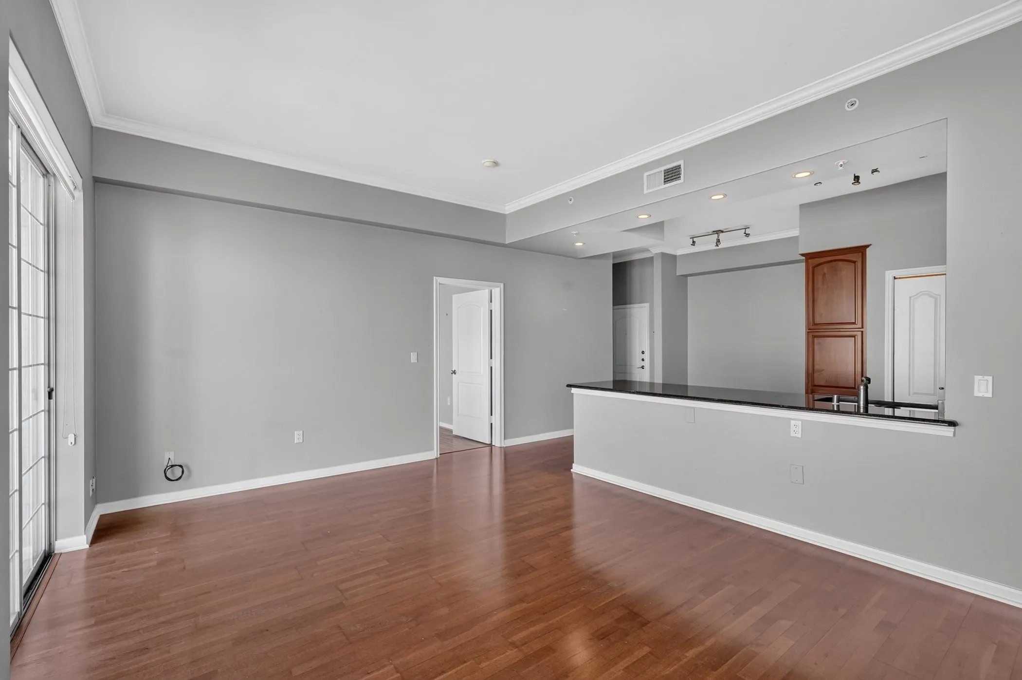 Condominium For Sale in Dallas County , 3225 Turtle Creek Boulevard 1528, Dallas, Texas 75219, 1 Bedroom, 1 Bathroom, 1 Garage spaces, 832 Sqft, built in 1998, Preowned, mls#21203445, Real Estate Agent in Dallas, Homes For Sale in Dallas county, Homes For Sale in Dallas, Realtor in Dallas Texas, Real Estate Brokerage Independent Realty Texas, Luminita Cordes Realtor