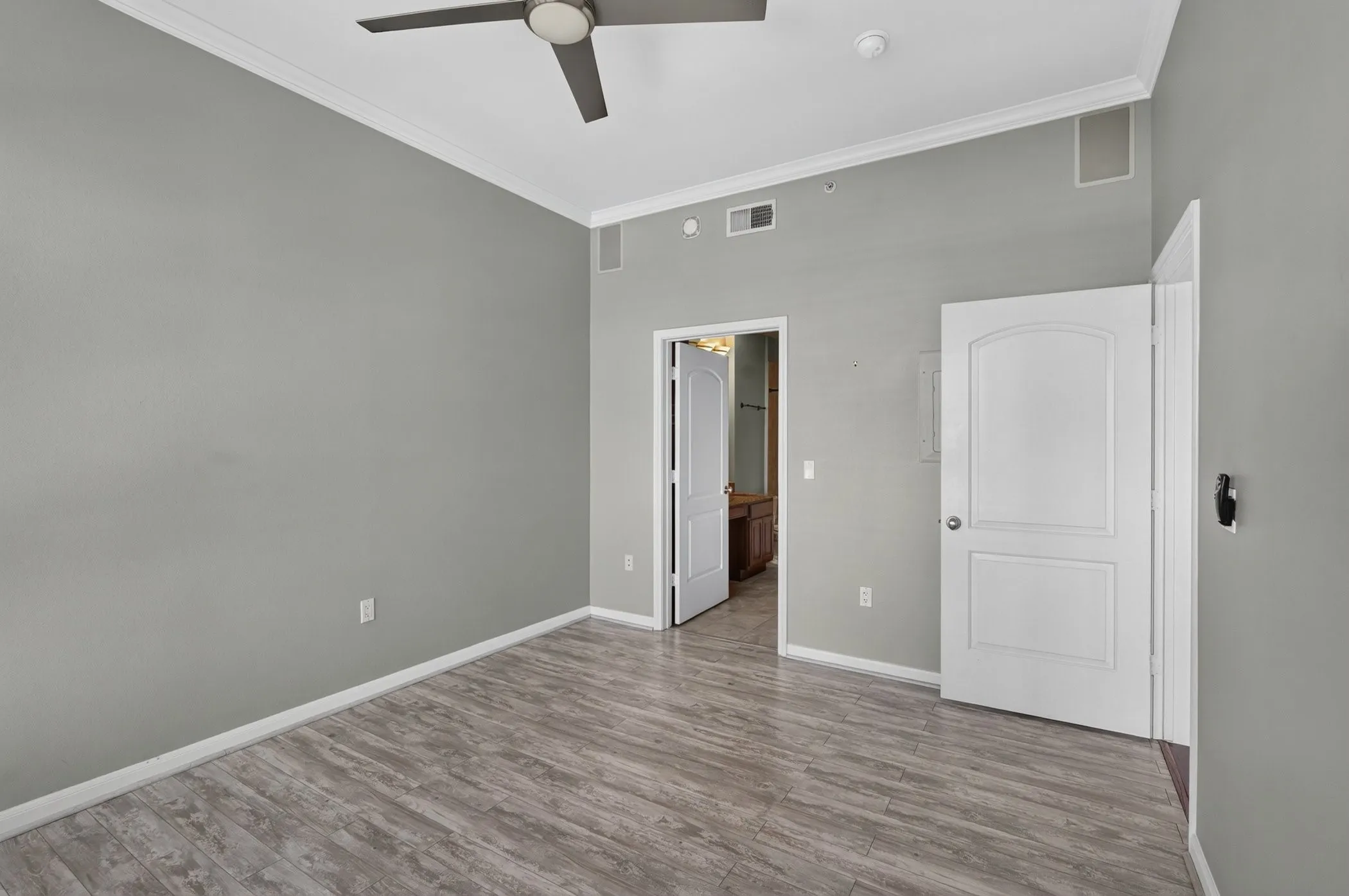 Condominium For Sale in Dallas County , 3225 Turtle Creek Boulevard 1528, Dallas, Texas 75219, 1 Bedroom, 1 Bathroom, 1 Garage spaces, 832 Sqft, built in 1998, Preowned, mls#21203445, Real Estate Agent in Dallas, Homes For Sale in Dallas county, Homes For Sale in Dallas, Realtor in Dallas Texas, Real Estate Brokerage Independent Realty Texas, Luminita Cordes Realtor