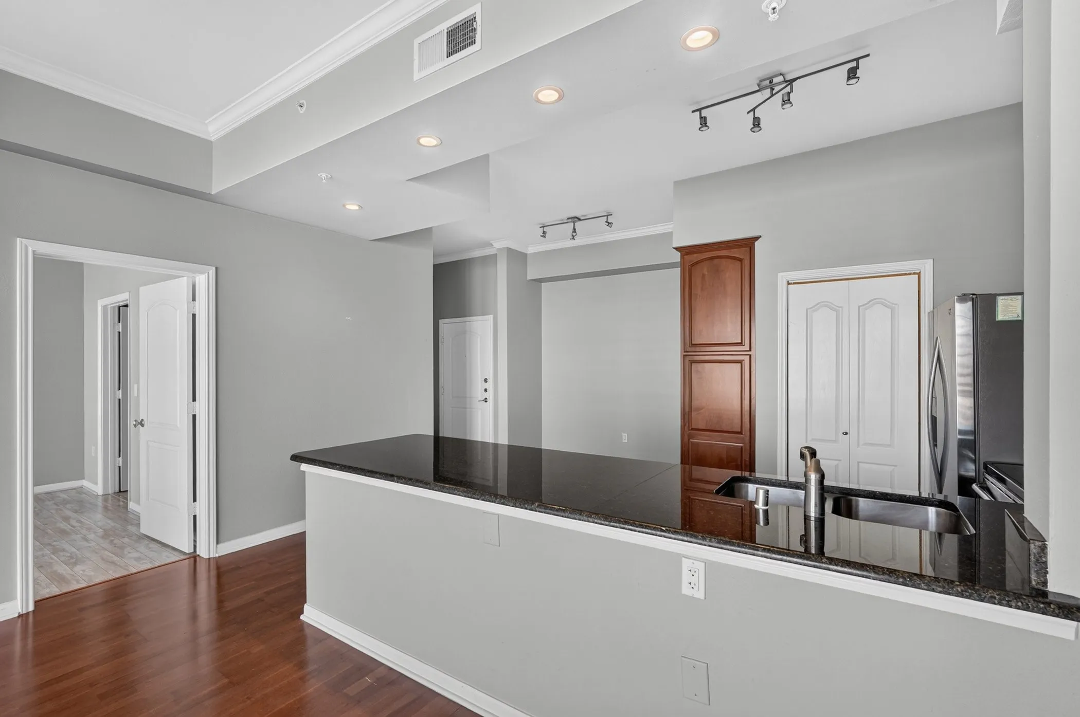 Condominium For Sale in Dallas County , 3225 Turtle Creek Boulevard 1528, Dallas, Texas 75219, 1 Bedroom, 1 Bathroom, 1 Garage spaces, 832 Sqft, built in 1998, Preowned, mls#21203445, Real Estate Agent in Dallas, Homes For Sale in Dallas county, Homes For Sale in Dallas, Realtor in Dallas Texas, Real Estate Brokerage Independent Realty Texas, Luminita Cordes Realtor