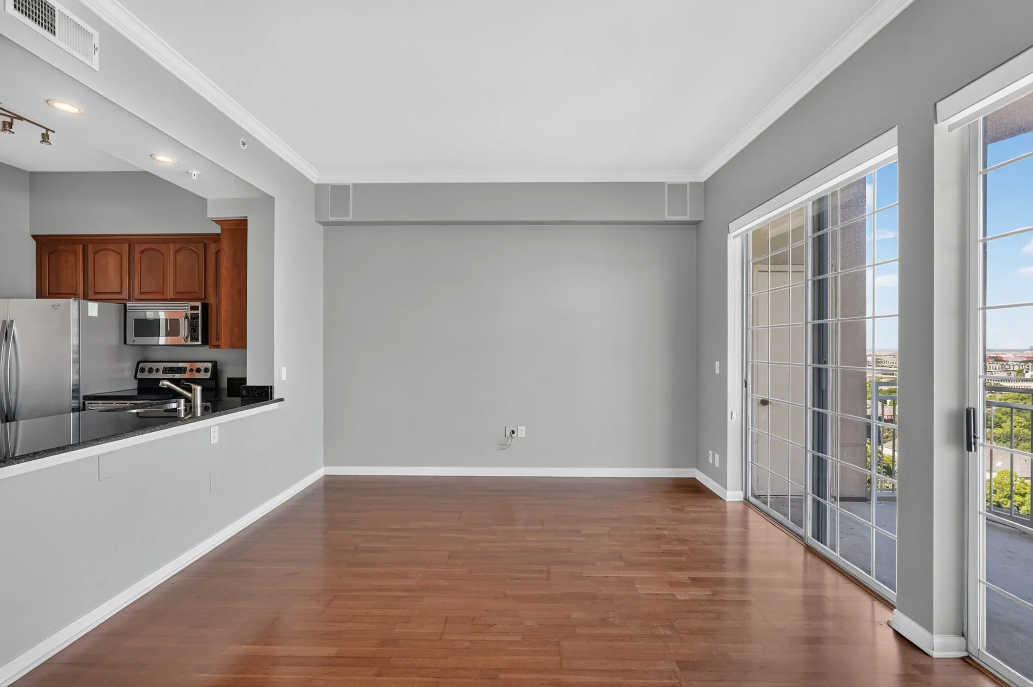 Condominium For Sale in Dallas County , 3225 Turtle Creek Boulevard 1528, Dallas, Texas 75219, 1 Bedroom, 1 Bathroom, 1 Garage spaces, 832 Sqft, built in 1998, Preowned, mls#21203445, Real Estate Agent in Dallas, Homes For Sale in Dallas county, Homes For Sale in Dallas, Realtor in Dallas Texas, Real Estate Brokerage Independent Realty Texas, Luminita Cordes Realtor