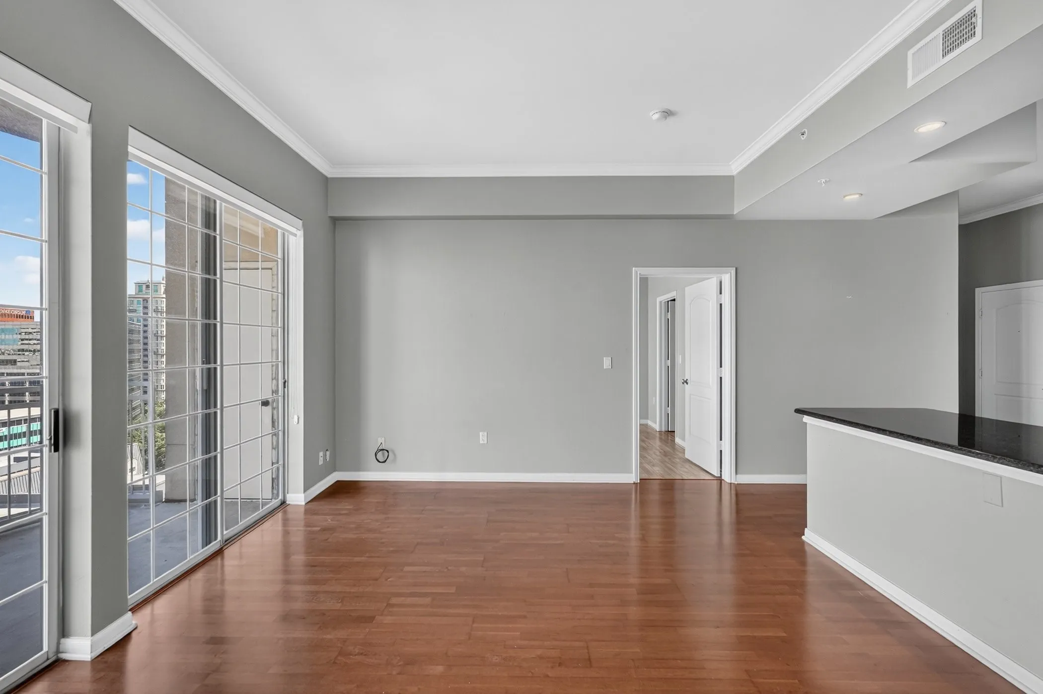 Condominium For Sale in Dallas County , 3225 Turtle Creek Boulevard 1528, Dallas, Texas 75219, 1 Bedroom, 1 Bathroom, 1 Garage spaces, 832 Sqft, built in 1998, Preowned, mls#21203445, Real Estate Agent in Dallas, Homes For Sale in Dallas county, Homes For Sale in Dallas, Realtor in Dallas Texas, Real Estate Brokerage Independent Realty Texas, Luminita Cordes Realtor