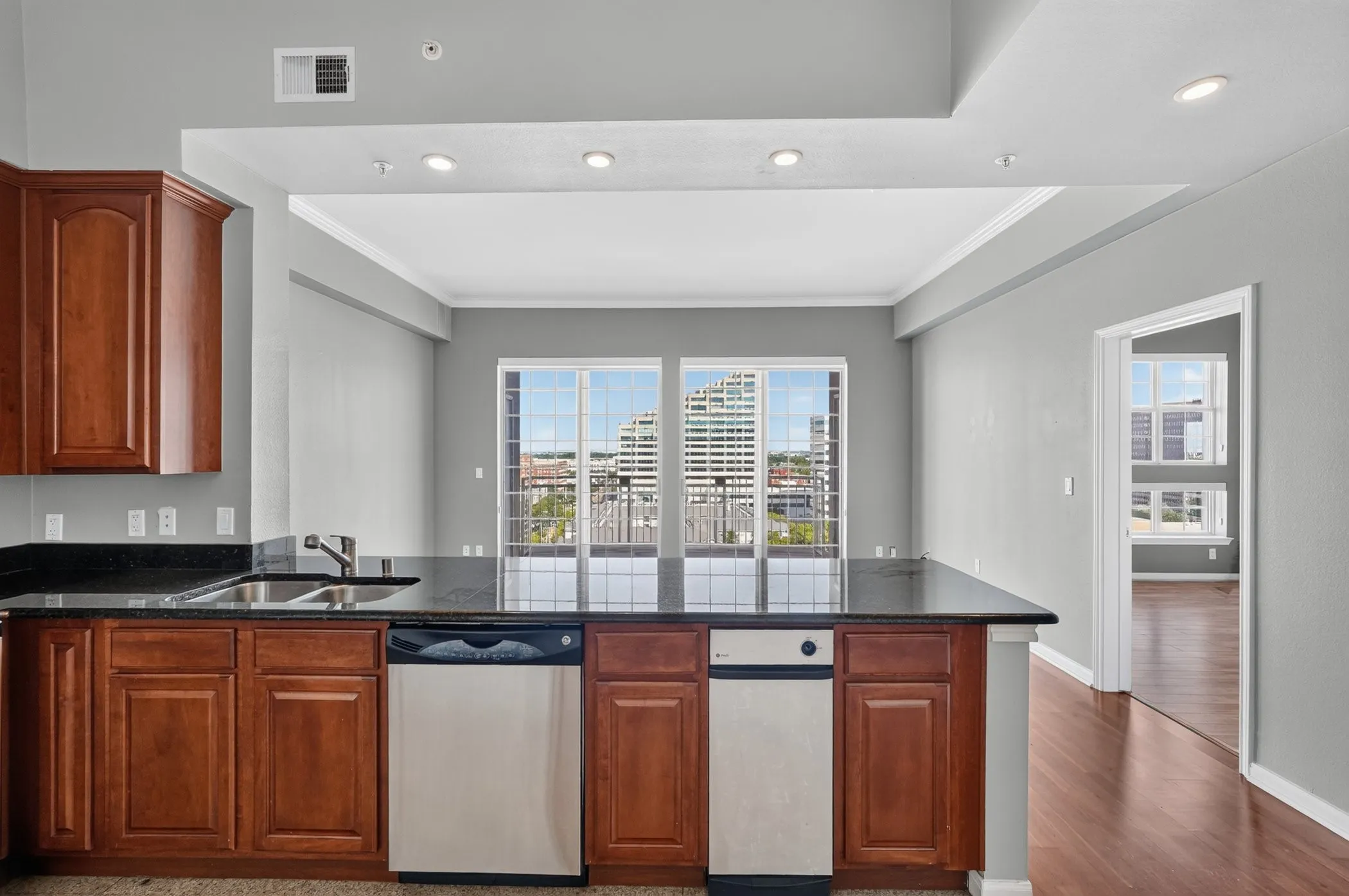Condominium For Sale in Dallas County , 3225 Turtle Creek Boulevard 1528, Dallas, Texas 75219, 1 Bedroom, 1 Bathroom, 1 Garage spaces, 832 Sqft, built in 1998, Preowned, mls#21203445, Real Estate Agent in Dallas, Homes For Sale in Dallas county, Homes For Sale in Dallas, Realtor in Dallas Texas, Real Estate Brokerage Independent Realty Texas, Luminita Cordes Realtor