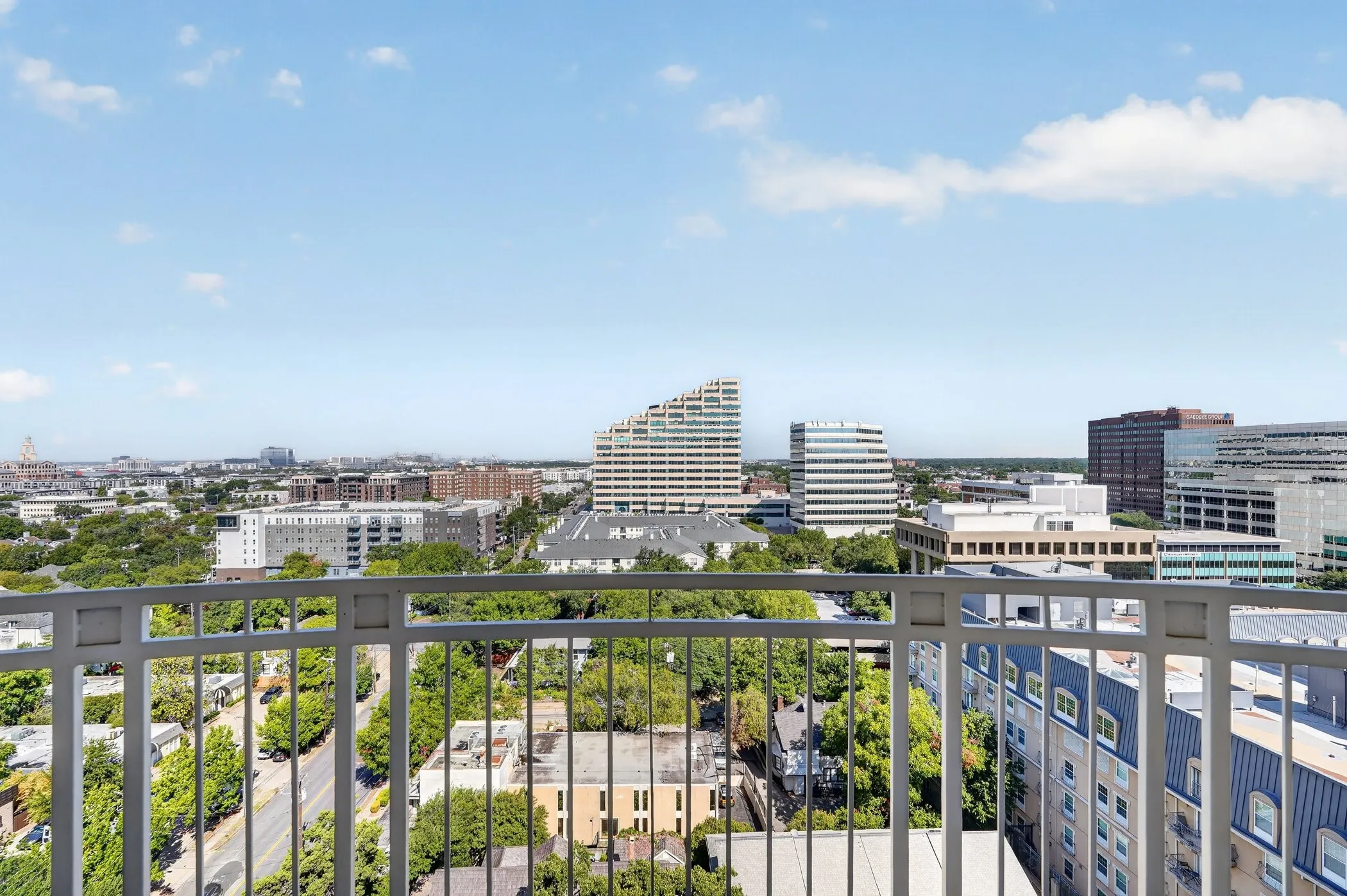 Condominium For Sale in Dallas County , 3225 Turtle Creek Boulevard 1528, Dallas, Texas 75219, 1 Bedroom, 1 Bathroom, 1 Garage spaces, 832 Sqft, built in 1998, Preowned, mls#21203445, Real Estate Agent in Dallas, Homes For Sale in Dallas county, Homes For Sale in Dallas, Realtor in Dallas Texas, Real Estate Brokerage Independent Realty Texas, Luminita Cordes Realtor