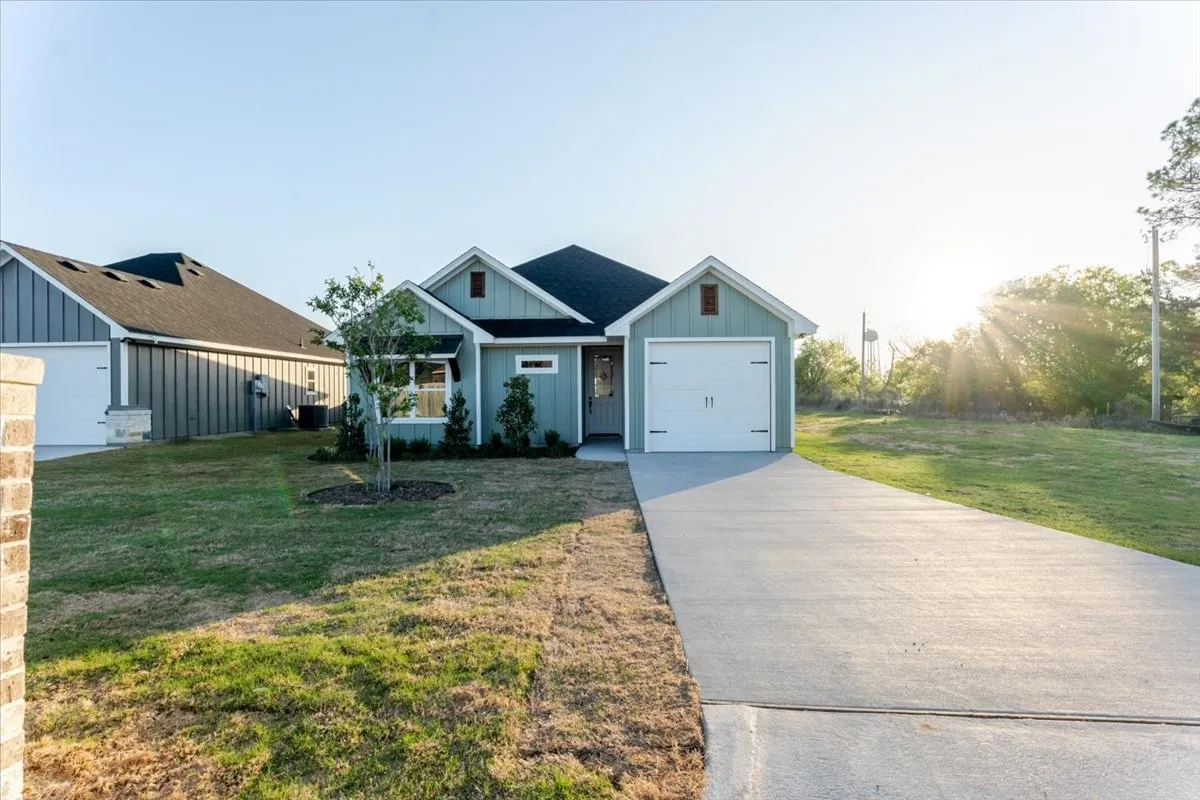 Single Family Residence For Sale in Hood County , 9209 Parkview Circle, Tolar, Texas 76476, 3 Bedroom, 2 Bathroom, 1 Garage spaces, 1,414 Sqft, built in 2026, Price $303,000, mls#21203448, Real Estate Agent in Tolar, Homes For Sale in Hood county, Homes For Sale in Tolar, Realtor in Tolar Texas, Real Estate Brokerage Independent Realty Texas, Luminita Cordes Realtor