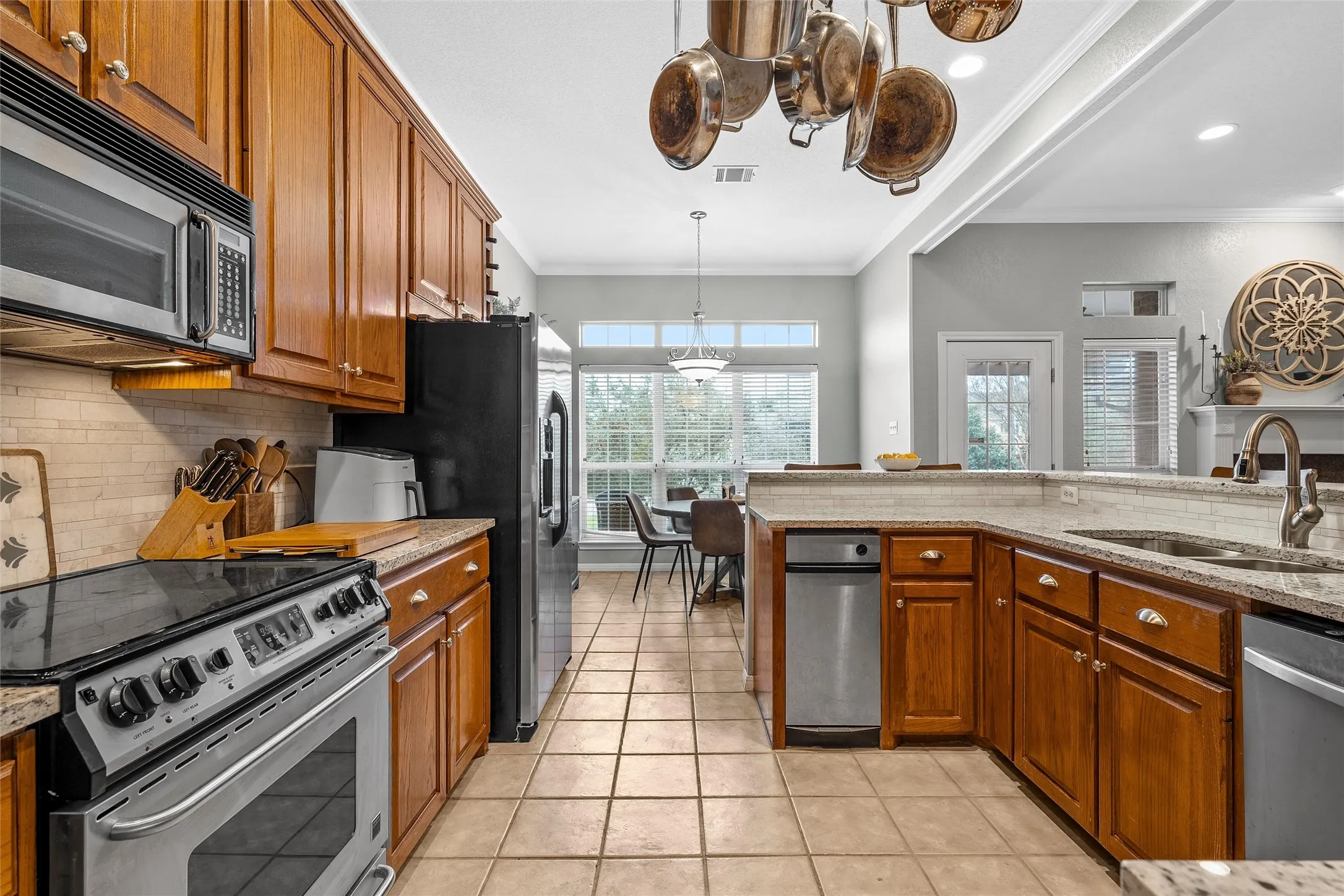 Single Family Residence For Sale in Mc Lennan County , 1400 Radisson Drive, Hewitt, Texas 76643, 4 Bedroom, 3 Bathroom, 2 Garage spaces, 2,082 Sqft, built in 2001, mls#21203489, Real Estate Agent in Hewitt, Homes For Sale in Mc Lennan county, Homes For Sale in Hewitt, Realtor in Hewitt Texas, Real Estate Brokerage Independent Realty Texas, Luminita Cordes Realtor