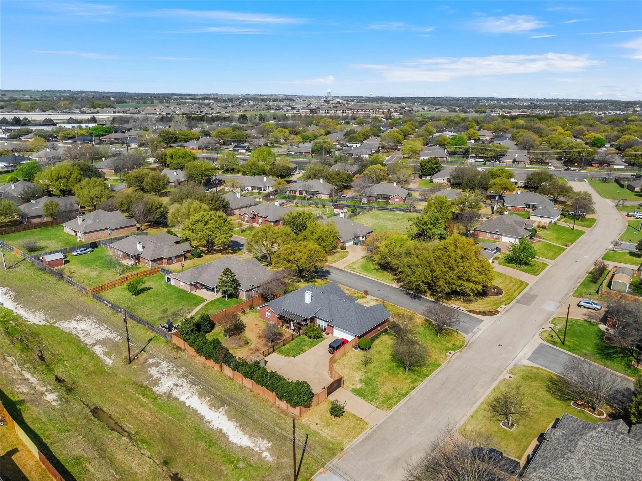 Single Family Residence For Sale in Mc Lennan County , 1400 Radisson Drive, Hewitt, Texas 76643, 4 Bedroom, 3 Bathroom, 2 Garage spaces, 2,082 Sqft, built in 2001, mls#21203489, Real Estate Agent in Hewitt, Homes For Sale in Mc Lennan county, Homes For Sale in Hewitt, Realtor in Hewitt Texas, Real Estate Brokerage Independent Realty Texas, Luminita Cordes Realtor