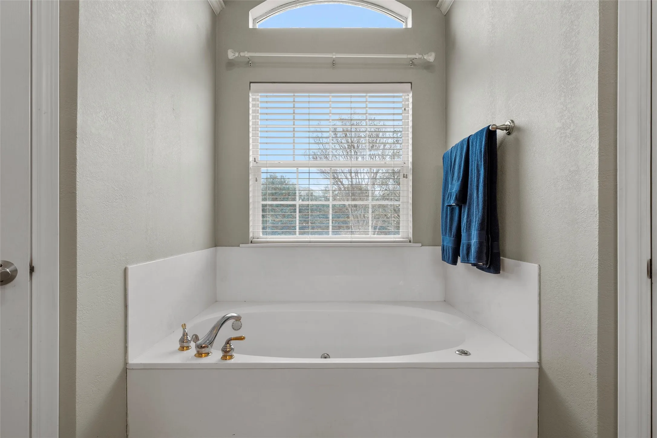 Single Family Residence For Sale in Mc Lennan County , 1400 Radisson Drive, Hewitt, Texas 76643, 4 Bedroom, 3 Bathroom, 2 Garage spaces, 2,082 Sqft, built in 2001, mls#21203489, Real Estate Agent in Hewitt, Homes For Sale in Mc Lennan county, Homes For Sale in Hewitt, Realtor in Hewitt Texas, Real Estate Brokerage Independent Realty Texas, Luminita Cordes Realtor