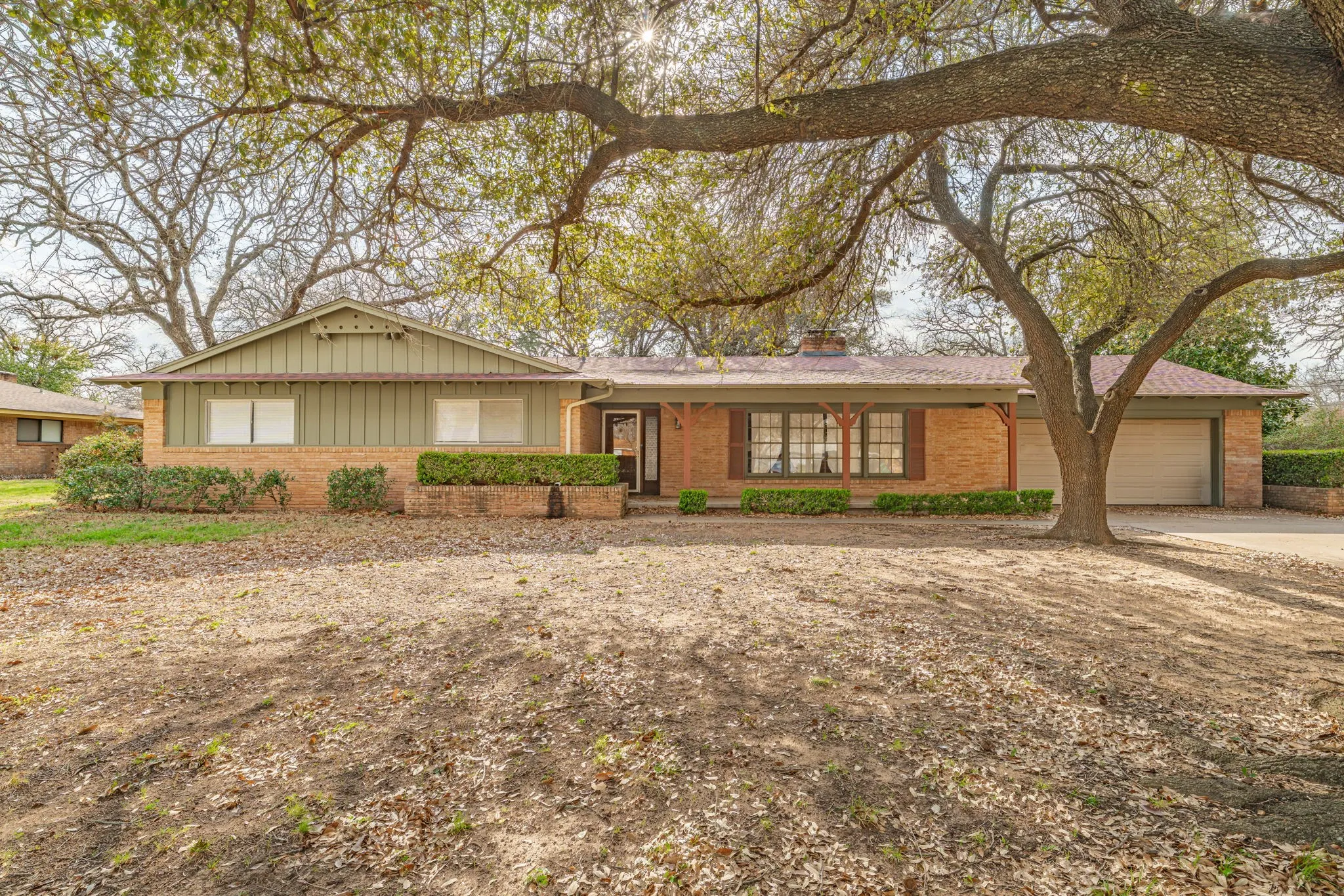 Single Family Residence For Sale in Erath County , 980 N Harbin Drive, Stephenville, Texas 76401, 3 Bedroom, 2 Bathroom, 2 Garage spaces, 2,513 Sqft, built in 1960, Preowned, mls#21200248, Real Estate Agent in Stephenville, Homes For Sale in Erath county, Homes For Sale in Stephenville, Realtor in Stephenville Texas, Real Estate Brokerage Independent Realty Texas, Luminita Cordes Realtor