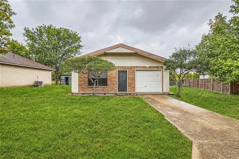 Single Family Residence For Sale in Collin County , 806 Prairie Creek Drive, Princeton, Texas 75407, 3 Bedroom, 2 Bathroom, 1 Garage spaces, 1,134 Sqft, built in 1984, Preowned, mls#21203585, Real Estate Agent in Princeton, Homes For Sale in Collin county, Homes For Sale in Princeton, Realtor in Princeton Texas, Real Estate Brokerage Independent Realty Texas, Luminita Cordes Realtor