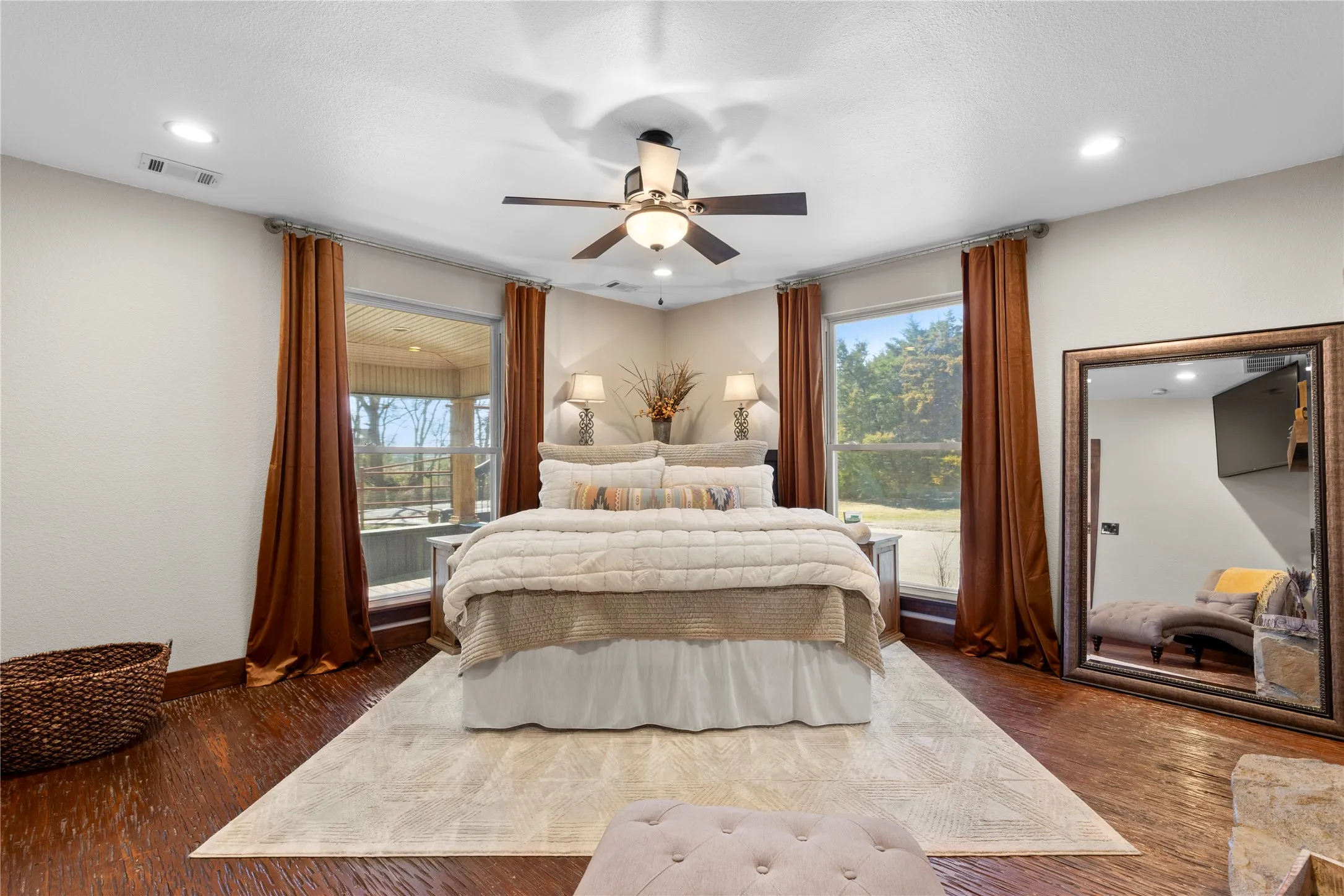 Farm For Sale in Hunt County , 4620 County Road 2720, Caddo Mills, Texas 75135, 7 Bedroom, 6 Bathroom, 7 Garage spaces, 4,269 Sqft, built in 1903, Preowned, mls#21191648, Real Estate Agent in Caddo Mills, Homes For Sale in Hunt county, Homes For Sale in Caddo Mills, Realtor in Caddo Mills Texas, Real Estate Brokerage Independent Realty Texas, Luminita Cordes Realtor