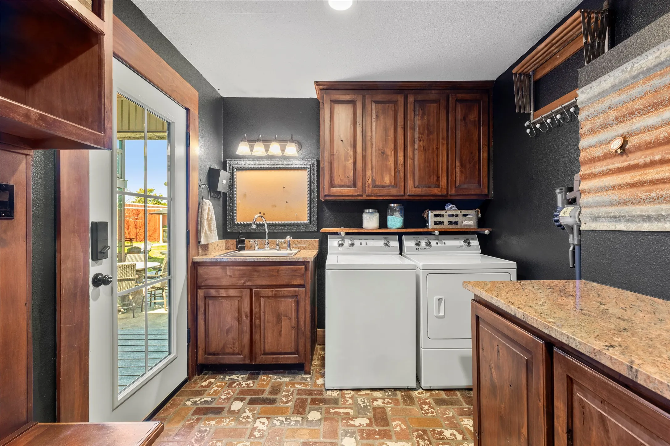 Farm For Sale in Hunt County , 4620 County Road 2720, Caddo Mills, Texas 75135, 7 Bedroom, 6 Bathroom, 7 Garage spaces, 4,269 Sqft, built in 1903, Preowned, mls#21191648, Real Estate Agent in Caddo Mills, Homes For Sale in Hunt county, Homes For Sale in Caddo Mills, Realtor in Caddo Mills Texas, Real Estate Brokerage Independent Realty Texas, Luminita Cordes Realtor
