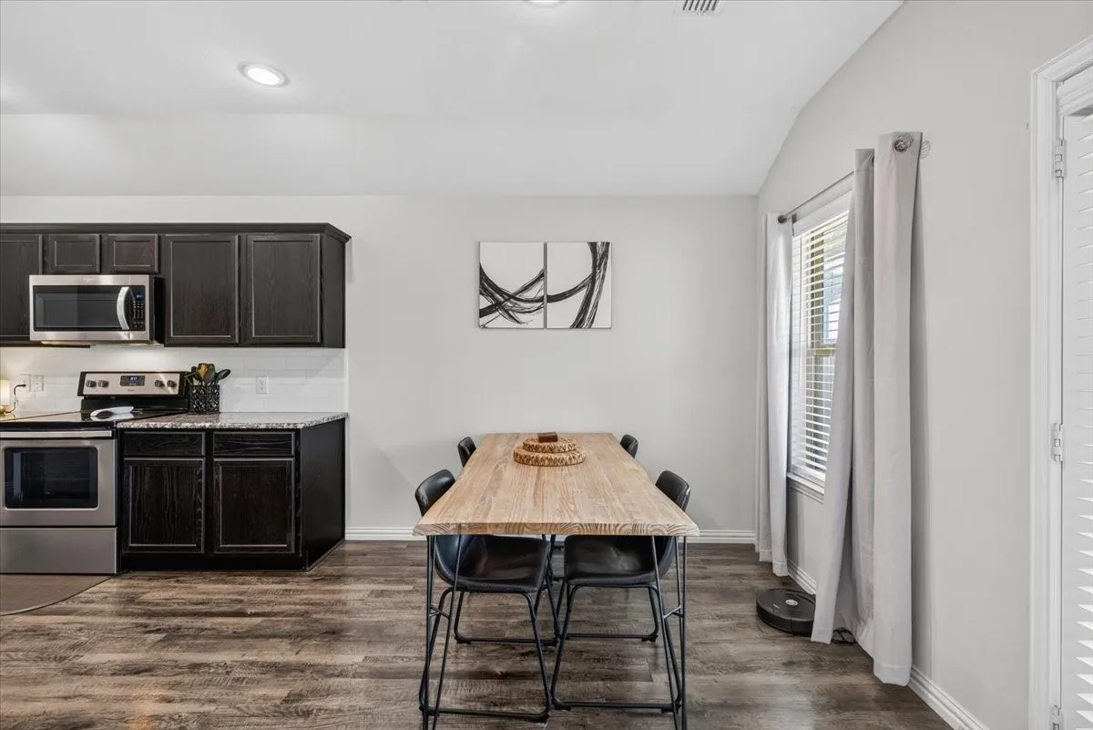 Single Family Residence For Sale in Henderson County , 515 Cottage Row, Mabank, Texas 75147, 4 Bedroom, 2 Bathroom, 2 Garage spaces, 1,672 Sqft, built in 2020, Preowned, mls#21203702, Real Estate Agent in Mabank, Homes For Sale in Henderson county, Homes For Sale in Mabank, Realtor in Mabank Texas, Real Estate Brokerage Independent Realty Texas, Luminita Cordes Realtor