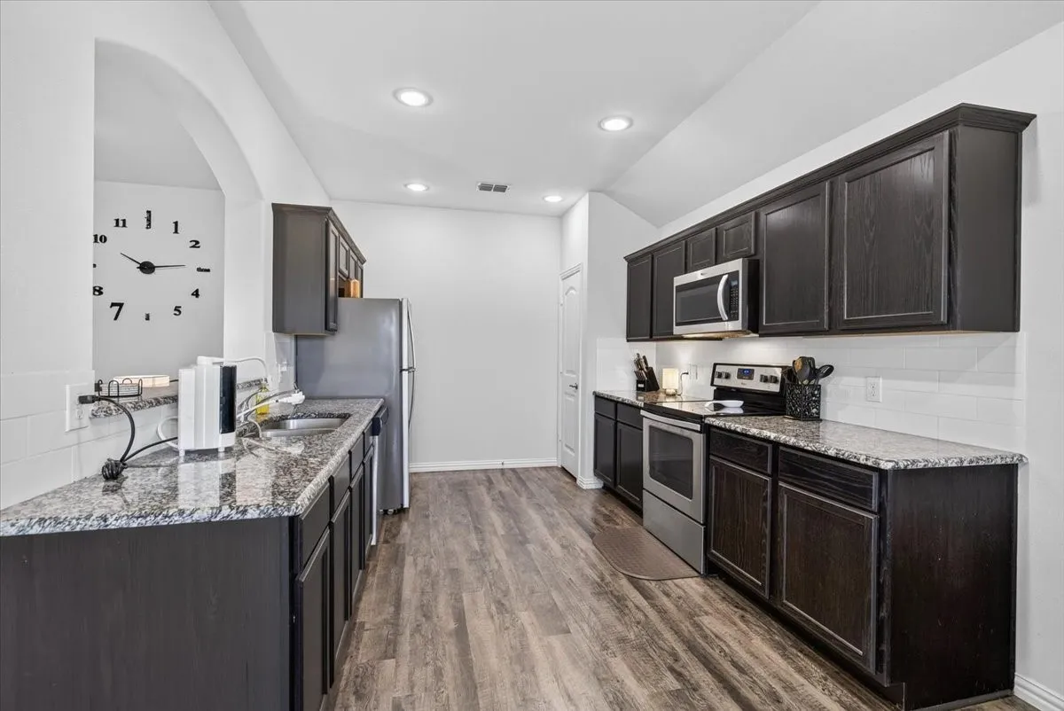 Single Family Residence For Sale in Henderson County , 515 Cottage Row, Mabank, Texas 75147, 4 Bedroom, 2 Bathroom, 2 Garage spaces, 1,672 Sqft, built in 2020, Preowned, mls#21203702, Real Estate Agent in Mabank, Homes For Sale in Henderson county, Homes For Sale in Mabank, Realtor in Mabank Texas, Real Estate Brokerage Independent Realty Texas, Luminita Cordes Realtor