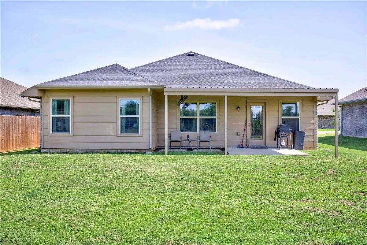 Single Family Residence For Sale in Henderson County , 515 Cottage Row, Mabank, Texas 75147, 4 Bedroom, 2 Bathroom, 2 Garage spaces, 1,672 Sqft, built in 2020, Preowned, mls#21203702, Real Estate Agent in Mabank, Homes For Sale in Henderson county, Homes For Sale in Mabank, Realtor in Mabank Texas, Real Estate Brokerage Independent Realty Texas, Luminita Cordes Realtor