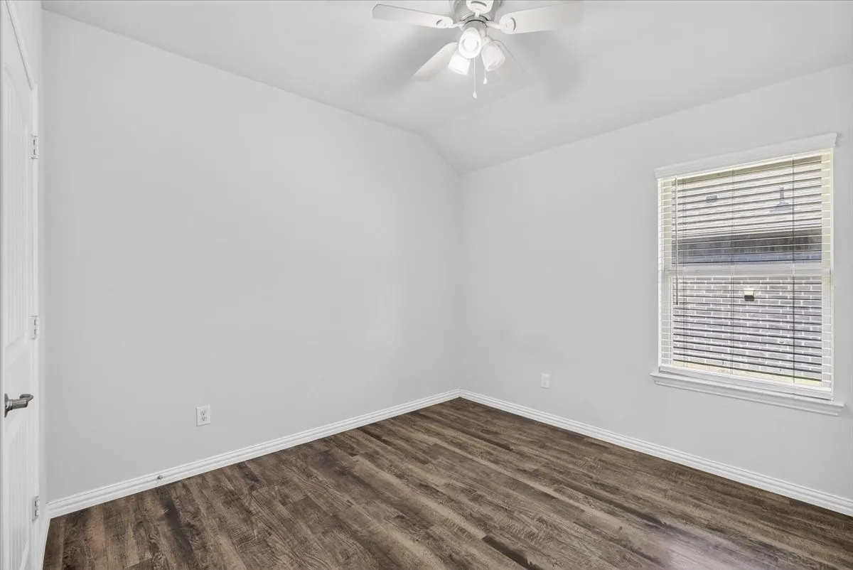 Single Family Residence For Sale in Henderson County , 515 Cottage Row, Mabank, Texas 75147, 4 Bedroom, 2 Bathroom, 2 Garage spaces, 1,672 Sqft, built in 2020, Preowned, mls#21203702, Real Estate Agent in Mabank, Homes For Sale in Henderson county, Homes For Sale in Mabank, Realtor in Mabank Texas, Real Estate Brokerage Independent Realty Texas, Luminita Cordes Realtor