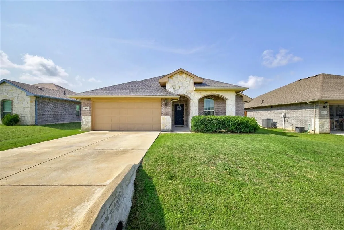 Single Family Residence For Sale in Henderson County , 515 Cottage Row, Mabank, Texas 75147, 4 Bedroom, 2 Bathroom, 2 Garage spaces, 1,672 Sqft, built in 2020, Preowned, mls#21203702, Real Estate Agent in Mabank, Homes For Sale in Henderson county, Homes For Sale in Mabank, Realtor in Mabank Texas, Real Estate Brokerage Independent Realty Texas, Luminita Cordes Realtor