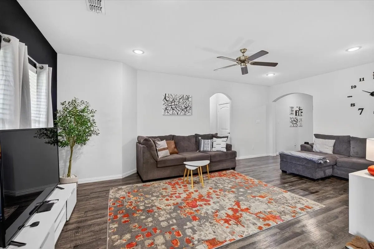 Single Family Residence For Sale in Henderson County , 515 Cottage Row, Mabank, Texas 75147, 4 Bedroom, 2 Bathroom, 2 Garage spaces, 1,672 Sqft, built in 2020, Preowned, mls#21203702, Real Estate Agent in Mabank, Homes For Sale in Henderson county, Homes For Sale in Mabank, Realtor in Mabank Texas, Real Estate Brokerage Independent Realty Texas, Luminita Cordes Realtor