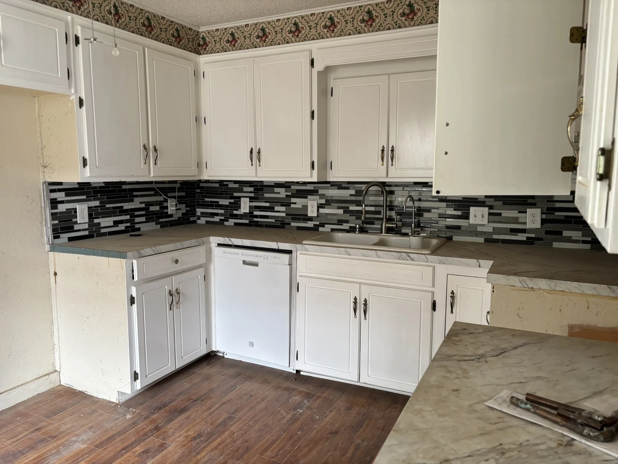 Single Family Residence For Sale in Grayson County , 624 W Gandy Street, Denison, Texas 75020, 2 Bedroom, 2 Bathroom, Garage spaces, 1,614 Sqft, built in 1910, mls#21203731, Real Estate Agent in Denison, Homes For Sale in Grayson county, Homes For Sale in Denison, Realtor in Denison Texas, Real Estate Brokerage Independent Realty Texas, Luminita Cordes Realtor