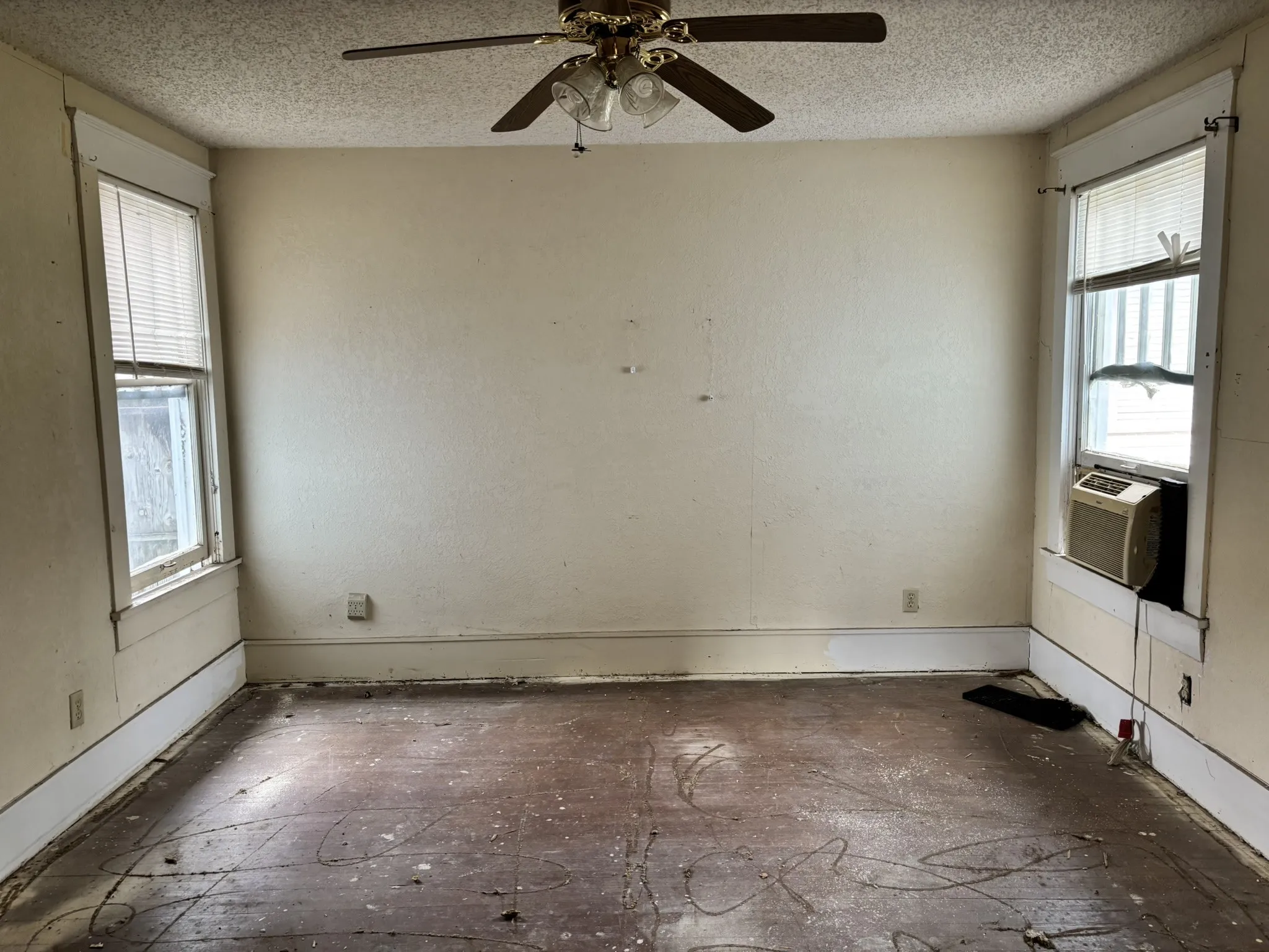 Single Family Residence For Sale in Grayson County , 624 W Gandy Street, Denison, Texas 75020, 2 Bedroom, 2 Bathroom, Garage spaces, 1,614 Sqft, built in 1910, mls#21203731, Real Estate Agent in Denison, Homes For Sale in Grayson county, Homes For Sale in Denison, Realtor in Denison Texas, Real Estate Brokerage Independent Realty Texas, Luminita Cordes Realtor