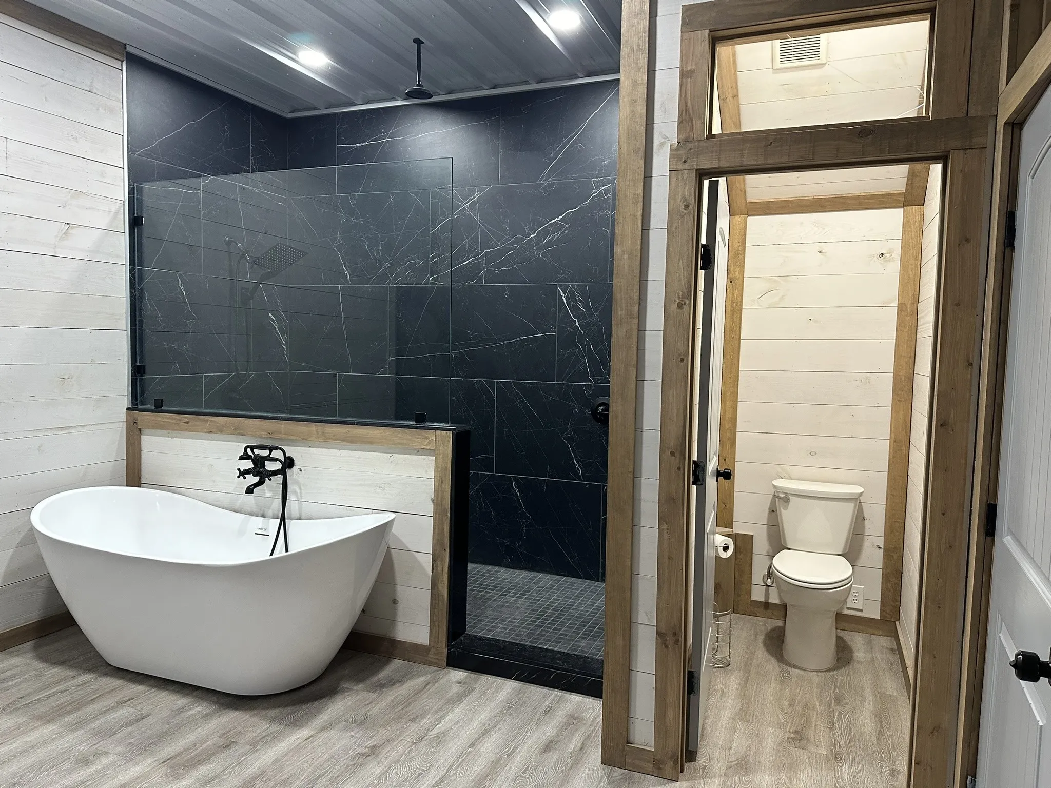Single Family Residence For Sale in Ellis County , 511 John Davis Road, Italy, Texas 76651, 7 Bedroom, 5 Bathroom, 3 Garage spaces, 4,975 Sqft, built in 2022, Preowned, mls#21203757, Real Estate Agent in Italy, Homes For Sale in Ellis county, Homes For Sale in Italy, Realtor in Italy Texas, Real Estate Brokerage Independent Realty Texas, Luminita Cordes Realtor