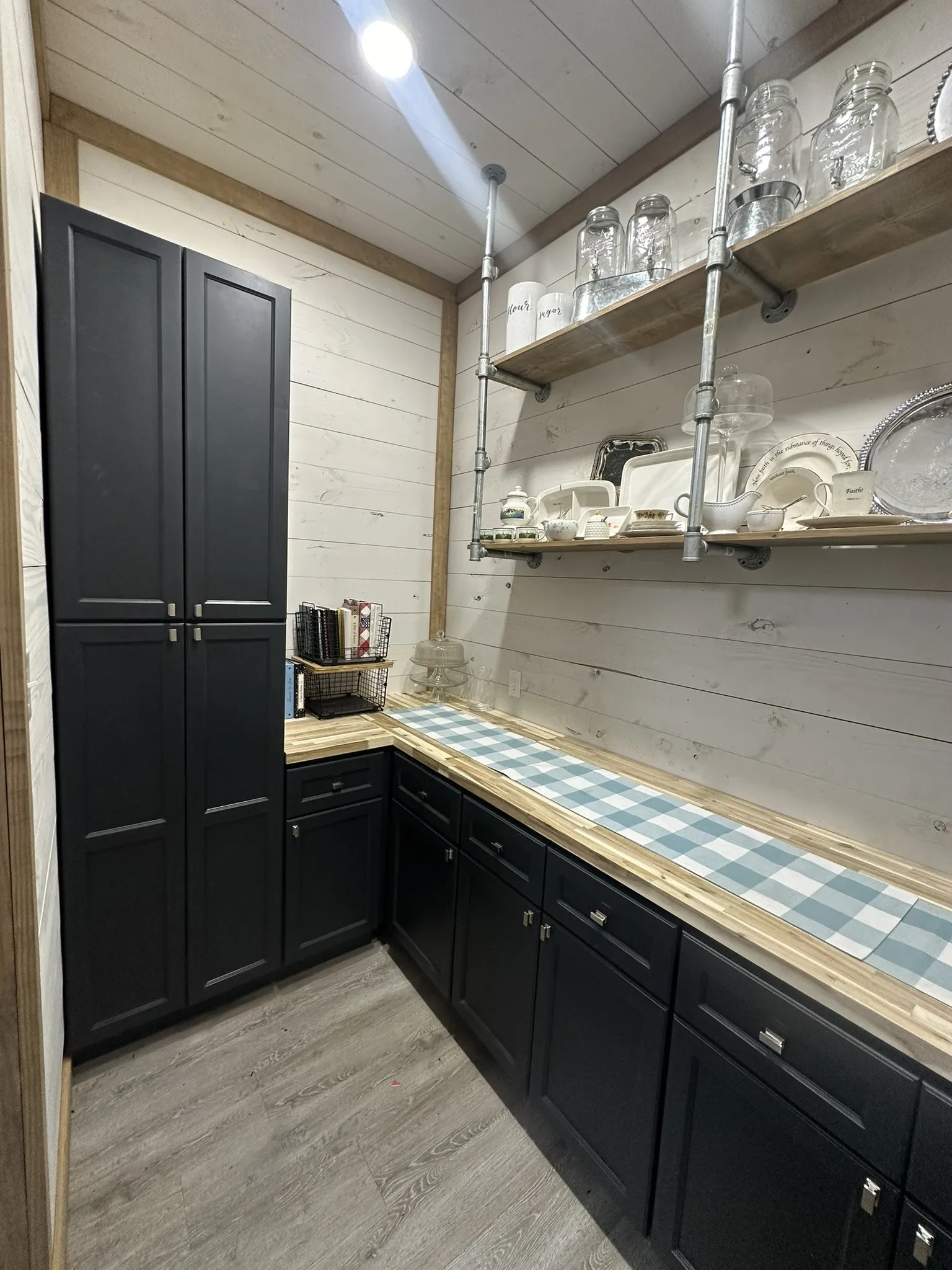 Single Family Residence For Sale in Ellis County , 511 John Davis Road, Italy, Texas 76651, 7 Bedroom, 5 Bathroom, 3 Garage spaces, 4,975 Sqft, built in 2022, Preowned, mls#21203757, Real Estate Agent in Italy, Homes For Sale in Ellis county, Homes For Sale in Italy, Realtor in Italy Texas, Real Estate Brokerage Independent Realty Texas, Luminita Cordes Realtor
