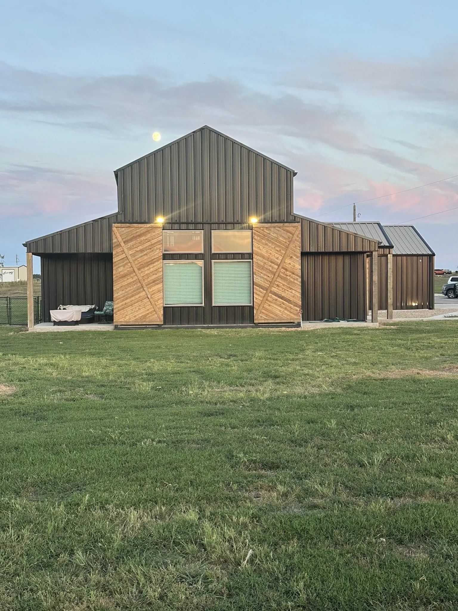 Single Family Residence For Sale in Ellis County , 511 John Davis Road, Italy, Texas 76651, 7 Bedroom, 5 Bathroom, 3 Garage spaces, 4,975 Sqft, built in 2022, Preowned, mls#21203757, Real Estate Agent in Italy, Homes For Sale in Ellis county, Homes For Sale in Italy, Realtor in Italy Texas, Real Estate Brokerage Independent Realty Texas, Luminita Cordes Realtor