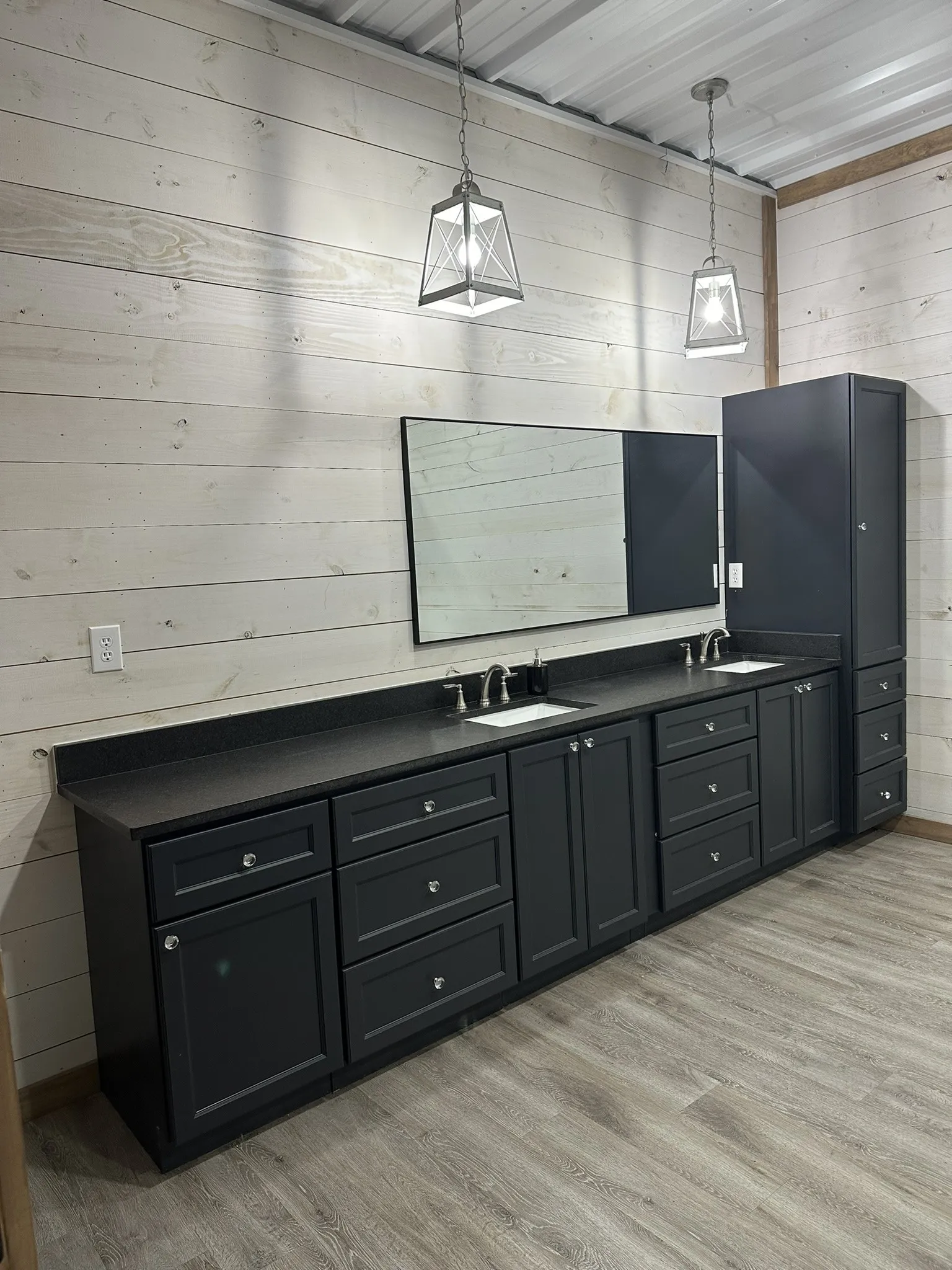 Single Family Residence For Sale in Ellis County , 511 John Davis Road, Italy, Texas 76651, 7 Bedroom, 5 Bathroom, 3 Garage spaces, 4,975 Sqft, built in 2022, Preowned, mls#21203757, Real Estate Agent in Italy, Homes For Sale in Ellis county, Homes For Sale in Italy, Realtor in Italy Texas, Real Estate Brokerage Independent Realty Texas, Luminita Cordes Realtor