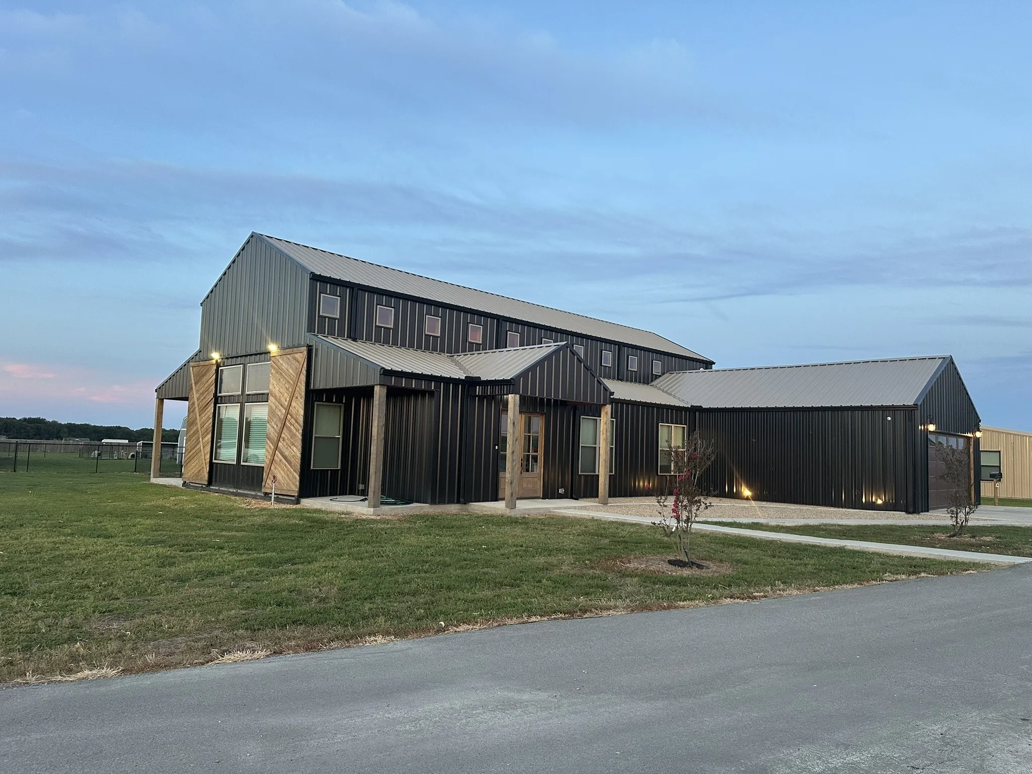 Single Family Residence For Sale in Ellis County , 511 John Davis Road, Italy, Texas 76651, 7 Bedroom, 5 Bathroom, 3 Garage spaces, 4,975 Sqft, built in 2022, Preowned, mls#21203757, Real Estate Agent in Italy, Homes For Sale in Ellis county, Homes For Sale in Italy, Realtor in Italy Texas, Real Estate Brokerage Independent Realty Texas, Luminita Cordes Realtor