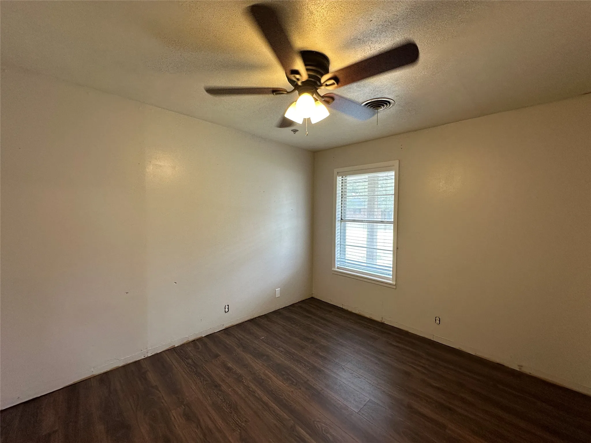 Single Family Residence For Sale in Hill County , 108 Beard Drive, Itasca, Texas 76055, 3 Bedroom, 2 Bathroom, 2 Garage spaces, 1,872 Sqft, built in 1990, Preowned, mls#21203770, Real Estate Agent in Itasca, Homes For Sale in Hill county, Homes For Sale in Itasca, Realtor in Itasca Texas, Real Estate Brokerage Independent Realty Texas, Luminita Cordes Realtor
