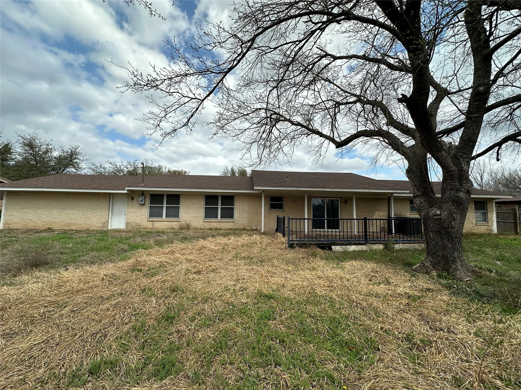 Single Family Residence For Sale in Hill County , 108 Beard Drive, Itasca, Texas 76055, 3 Bedroom, 2 Bathroom, 2 Garage spaces, 1,872 Sqft, built in 1990, Preowned, mls#21203770, Real Estate Agent in Itasca, Homes For Sale in Hill county, Homes For Sale in Itasca, Realtor in Itasca Texas, Real Estate Brokerage Independent Realty Texas, Luminita Cordes Realtor