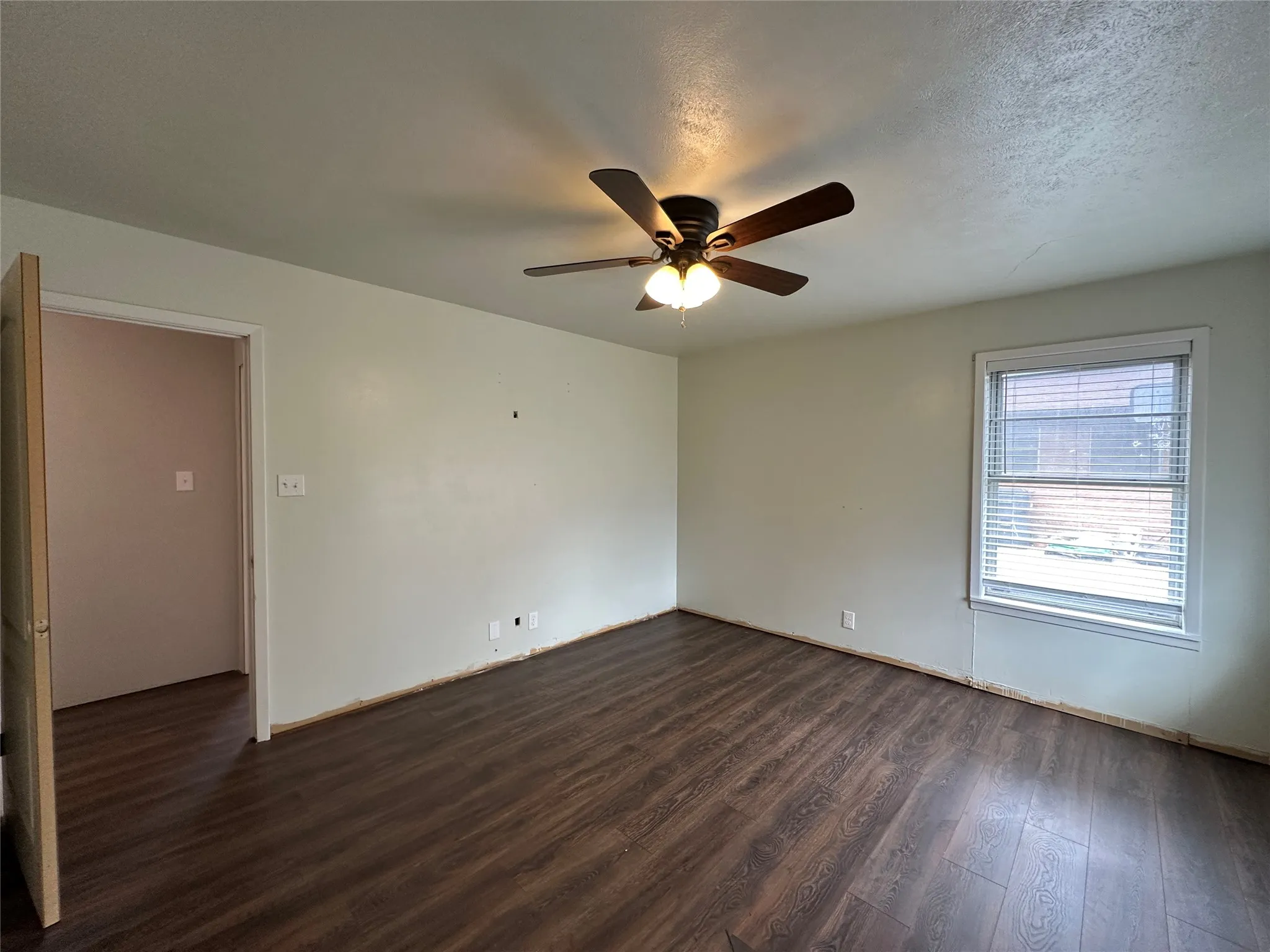 Single Family Residence For Sale in Hill County , 108 Beard Drive, Itasca, Texas 76055, 3 Bedroom, 2 Bathroom, 2 Garage spaces, 1,872 Sqft, built in 1990, Preowned, mls#21203770, Real Estate Agent in Itasca, Homes For Sale in Hill county, Homes For Sale in Itasca, Realtor in Itasca Texas, Real Estate Brokerage Independent Realty Texas, Luminita Cordes Realtor