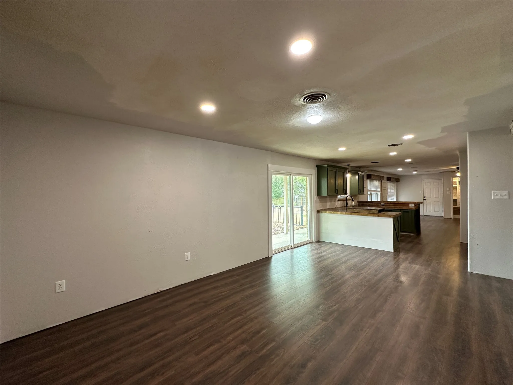 Single Family Residence For Sale in Hill County , 108 Beard Drive, Itasca, Texas 76055, 3 Bedroom, 2 Bathroom, 2 Garage spaces, 1,872 Sqft, built in 1990, Preowned, mls#21203770, Real Estate Agent in Itasca, Homes For Sale in Hill county, Homes For Sale in Itasca, Realtor in Itasca Texas, Real Estate Brokerage Independent Realty Texas, Luminita Cordes Realtor