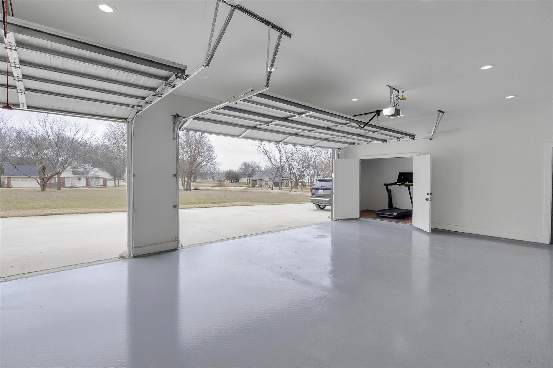 GARAGE WITH WORK-OUT AREA
