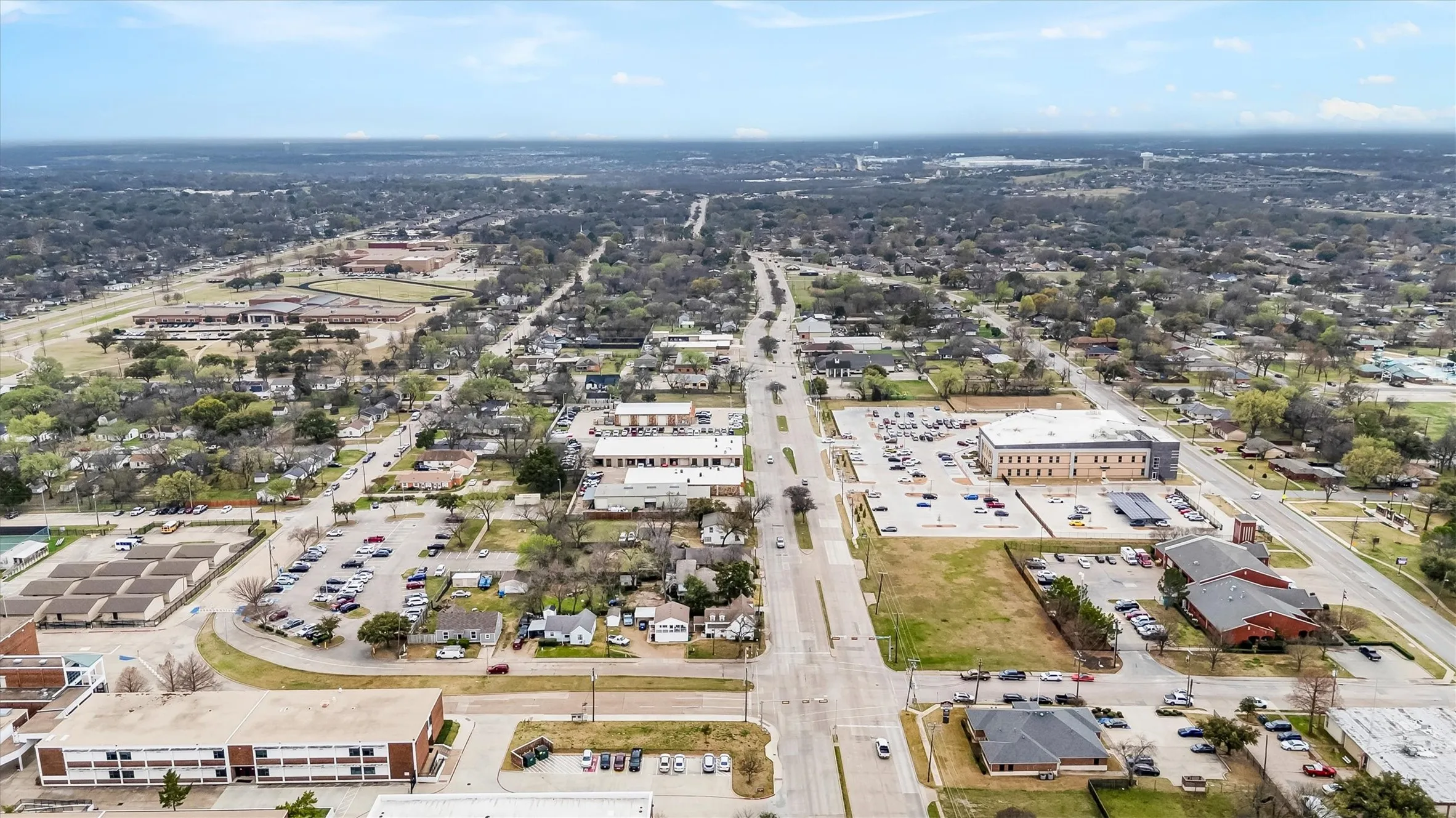 Single Family Residence For Sale in Dallas County , 406 S Bryan Belt Line, Mesquite, Texas 75149, 5 Bedroom, 3 Bathroom, Garage spaces, 2,312 Sqft, built in 1940, mls#21203862, Real Estate Agent in Mesquite, Homes For Sale in Dallas county, Homes For Sale in Mesquite, Realtor in Mesquite Texas, Real Estate Brokerage Independent Realty Texas, Luminita Cordes Realtor