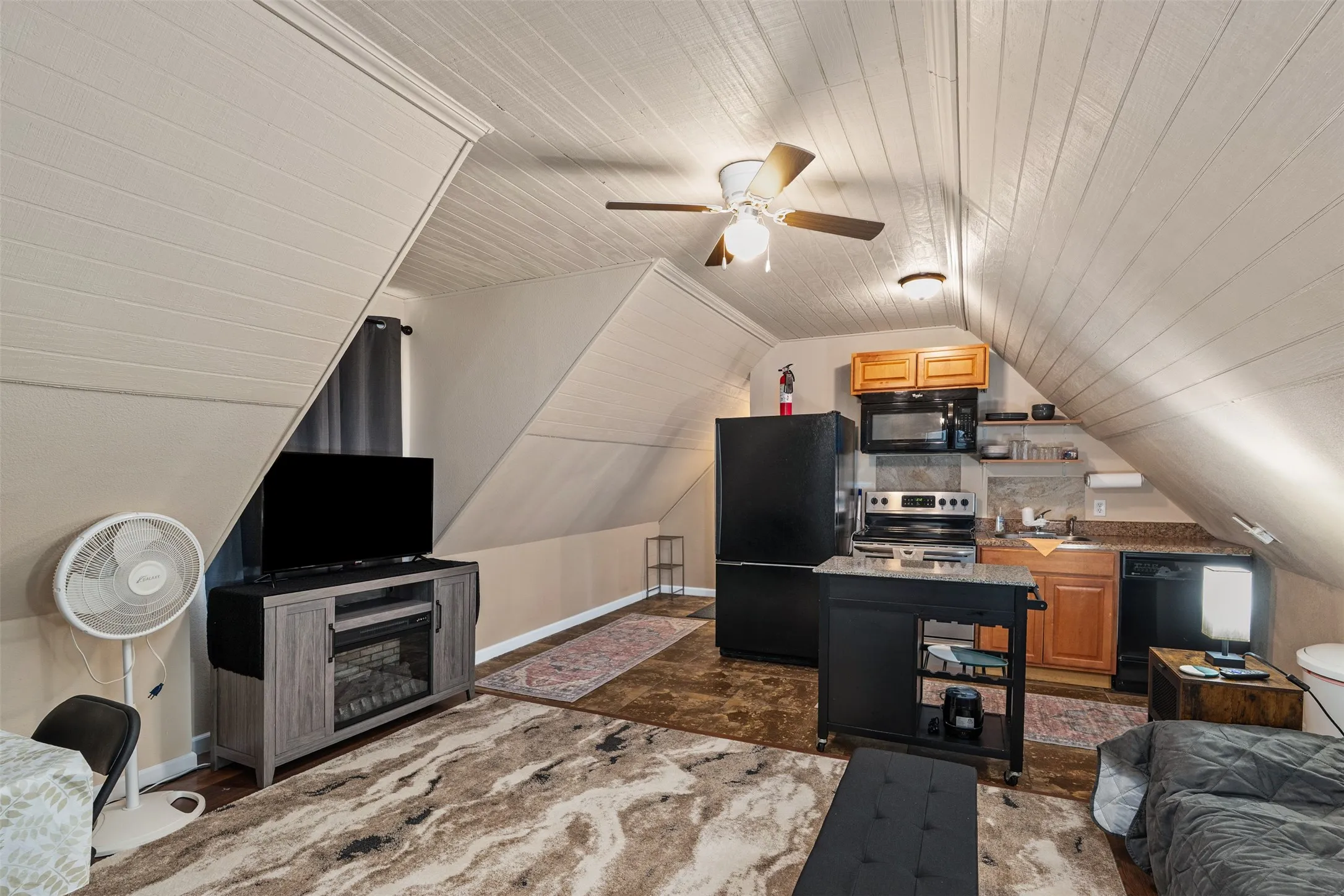 Single Family Residence For Sale in Johnson County , 6160 County Road 319, Alvarado, Texas 76009, 5 Bedroom, 5 Bathroom, 3 Garage spaces, 4,392 Sqft, built in 2008, Preowned, mls#21197443, Real Estate Agent in Alvarado, Homes For Sale in Johnson county, Homes For Sale in Alvarado, Realtor in Alvarado Texas, Real Estate Brokerage Independent Realty Texas, Luminita Cordes Realtor