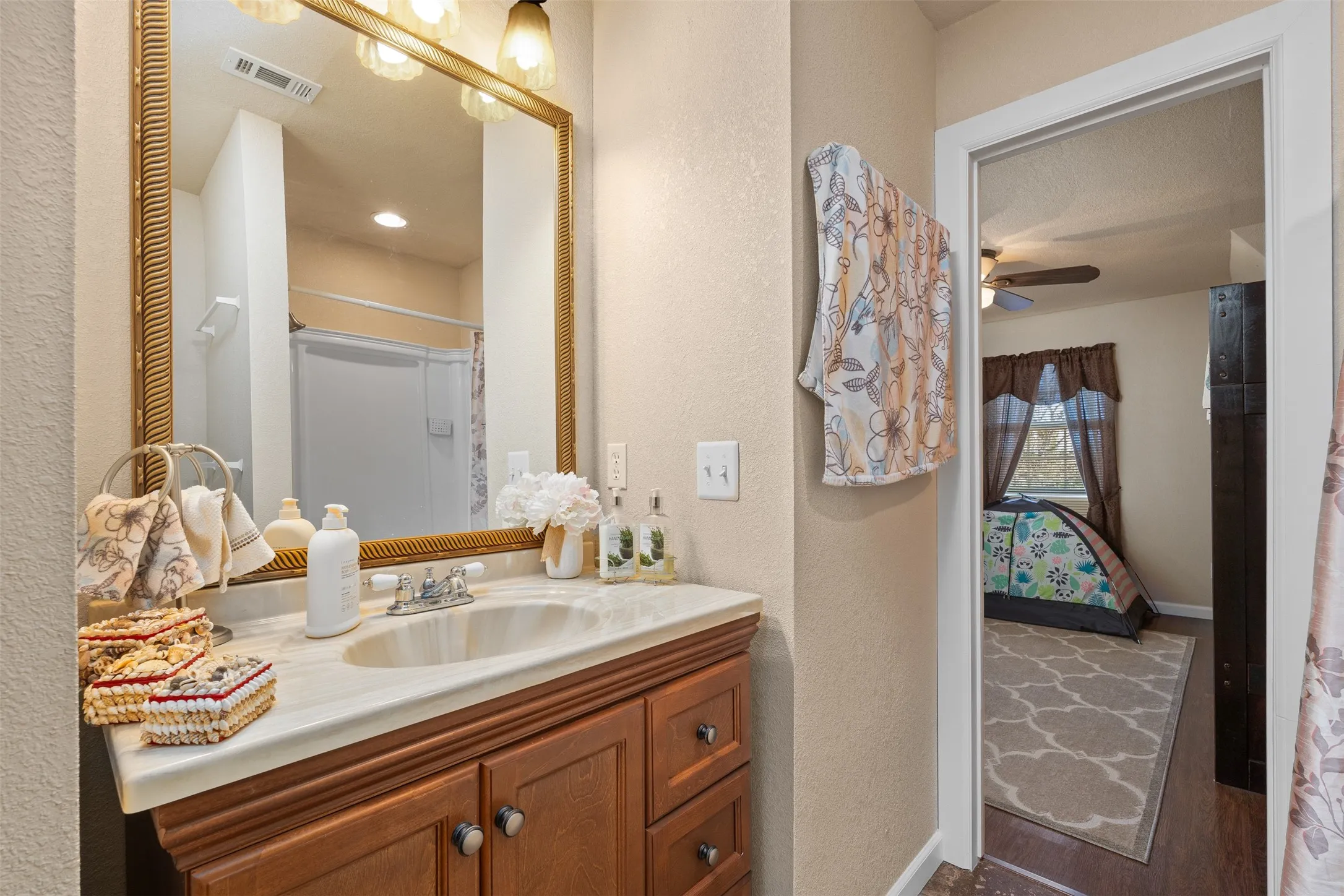 Single Family Residence For Sale in Johnson County , 6160 County Road 319, Alvarado, Texas 76009, 5 Bedroom, 5 Bathroom, 3 Garage spaces, 4,392 Sqft, built in 2008, Preowned, mls#21197443, Real Estate Agent in Alvarado, Homes For Sale in Johnson county, Homes For Sale in Alvarado, Realtor in Alvarado Texas, Real Estate Brokerage Independent Realty Texas, Luminita Cordes Realtor