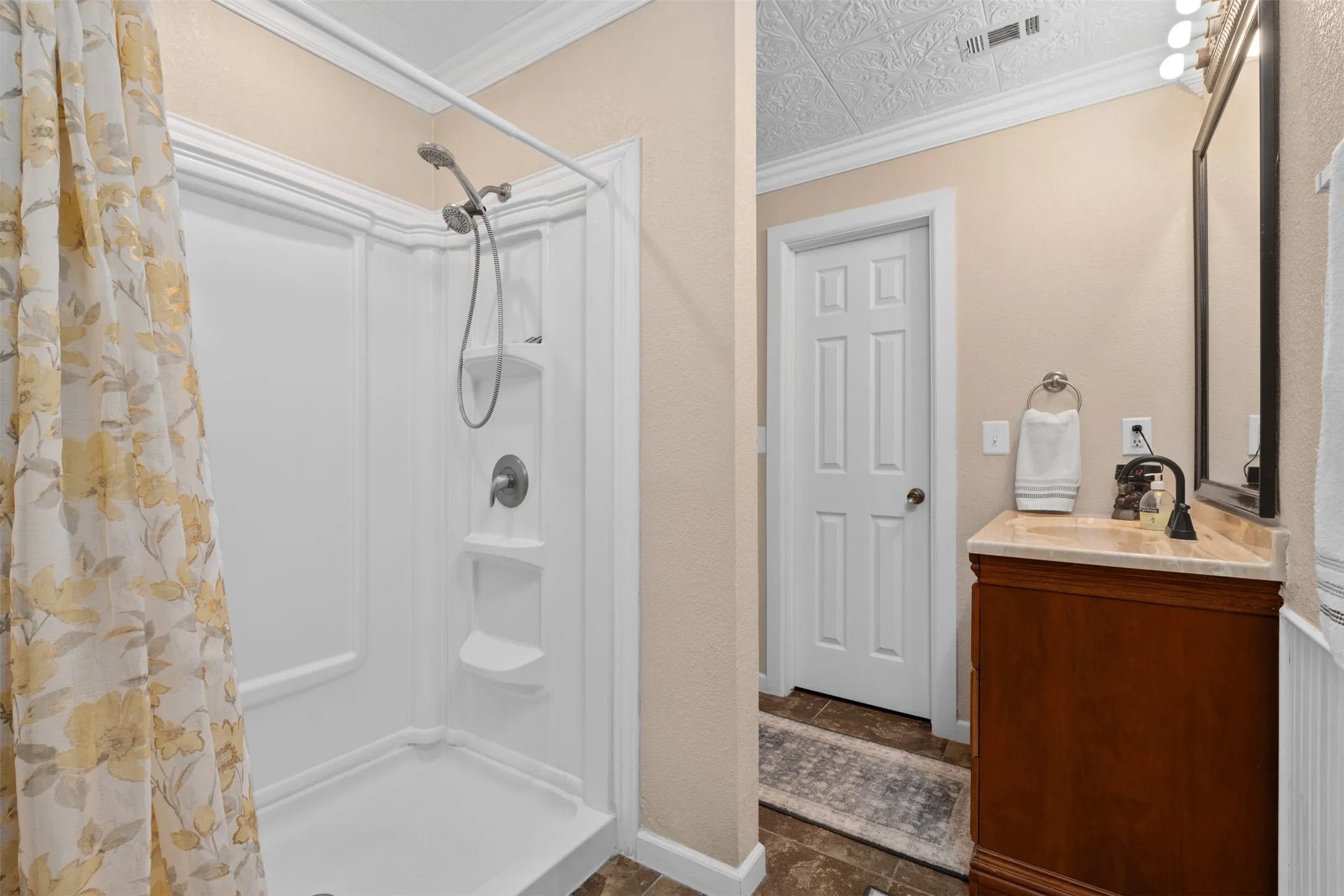Single Family Residence For Sale in Johnson County , 6160 County Road 319, Alvarado, Texas 76009, 5 Bedroom, 5 Bathroom, 3 Garage spaces, 4,392 Sqft, built in 2008, Preowned, mls#21197443, Real Estate Agent in Alvarado, Homes For Sale in Johnson county, Homes For Sale in Alvarado, Realtor in Alvarado Texas, Real Estate Brokerage Independent Realty Texas, Luminita Cordes Realtor