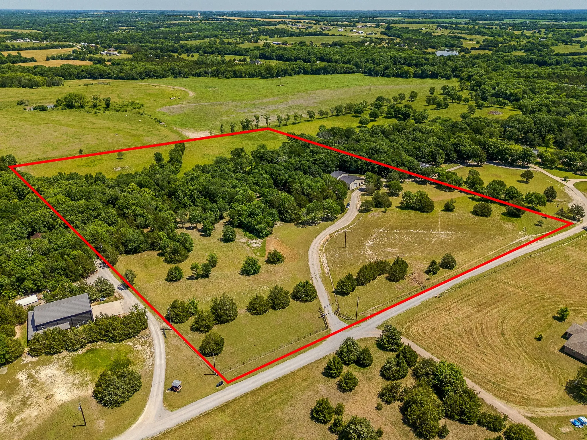 Single Family Residence For Sale in Grayson County , 1878 N Lincoln Park Road, Van Alstyne, Texas 75495, 3 Bedrooms, 3 Bathrooms, 2 Garage spaces, 2,153 Sqft, built in 2003, Preowned, Price $1,098,000, mls#21198483, Real Estate Agent in Van Alstyne, Homes For Sale in Grayson county, Homes For Sale in Van Alstyne, Realtor in Van Alstyne Texas, Real Estate Brokerage Independent Realty Texas, Luminita Cordes Realtor